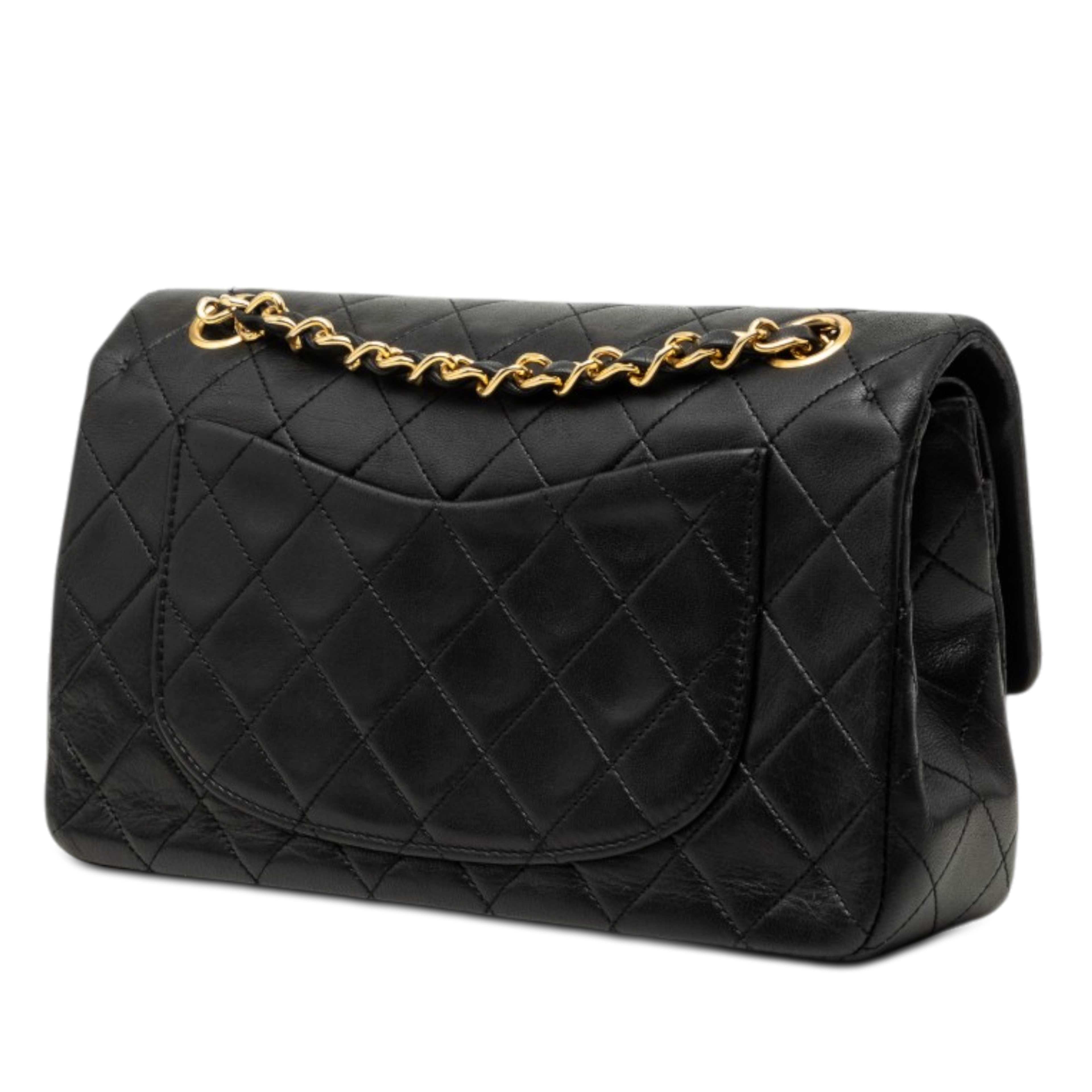 Chanel Small Classic Lambskin Double Flap, från Luxclusif, i färgen svart. Klicka för att öppna bilden i stort format