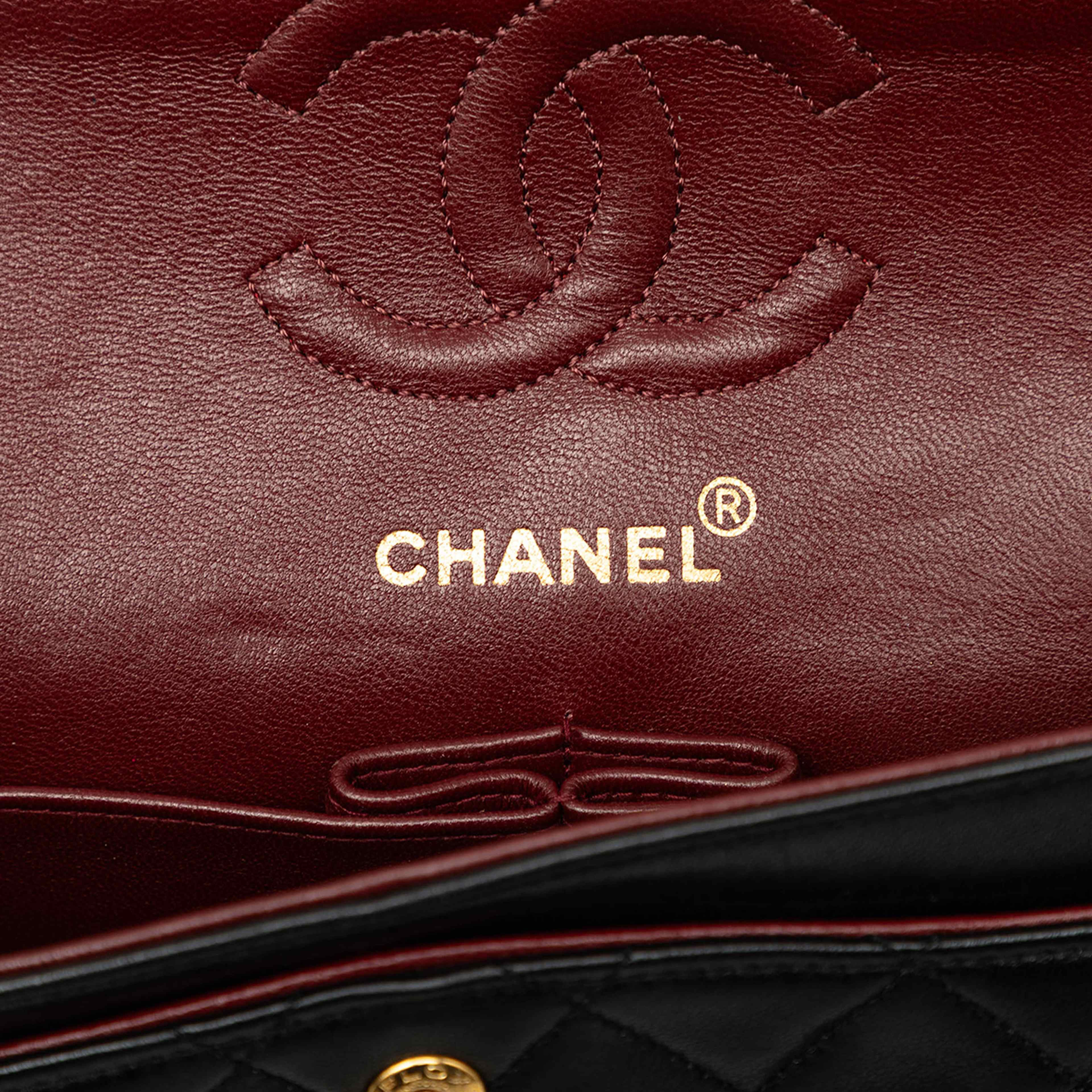 Chanel Small Classic Lambskin Double Flap, från Luxclusif, i färgen svart. Klicka för att öppna bilden i stort format