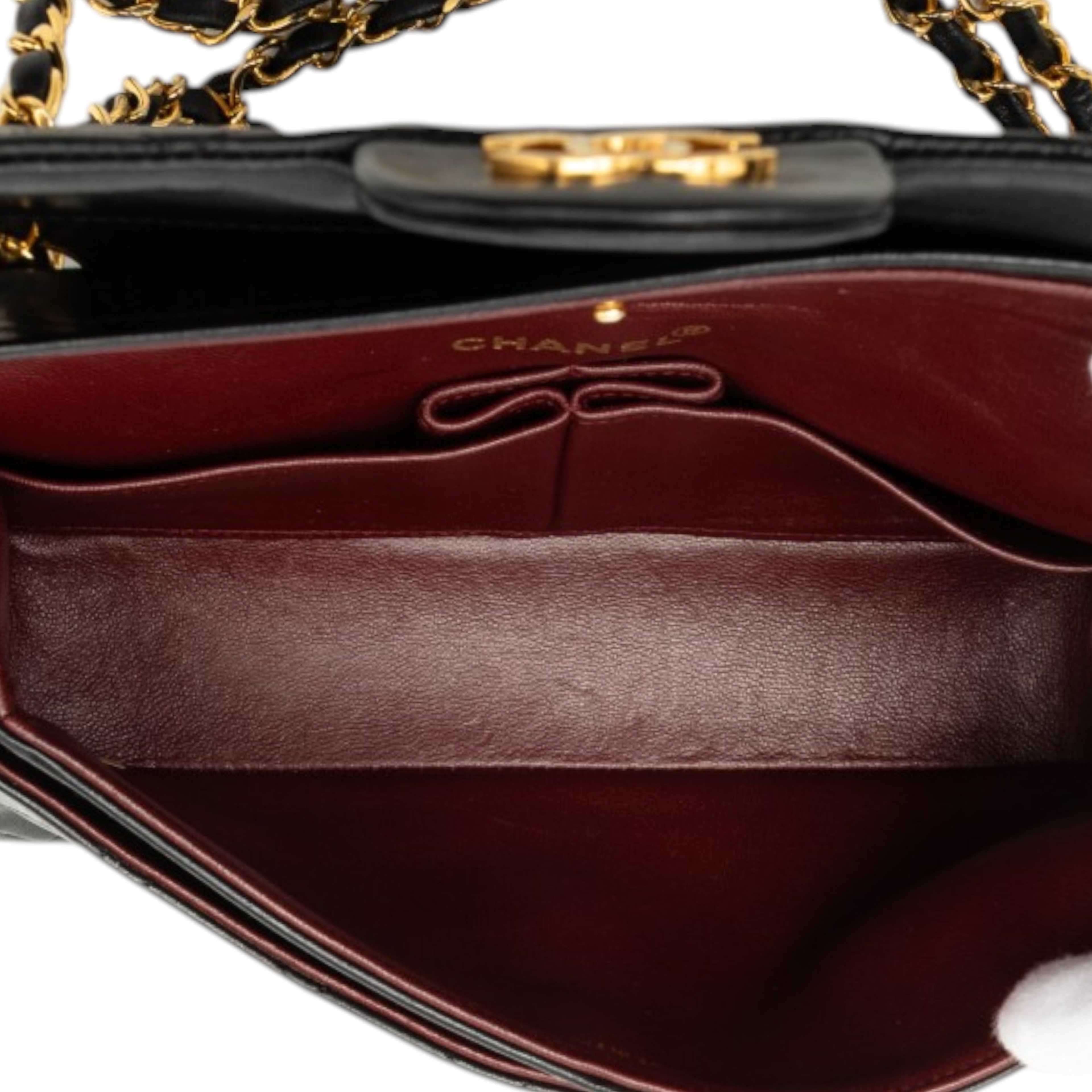 Chanel Small Classic Lambskin Double Flap, från Luxclusif, i färgen svart. Klicka för att öppna bilden i stort format