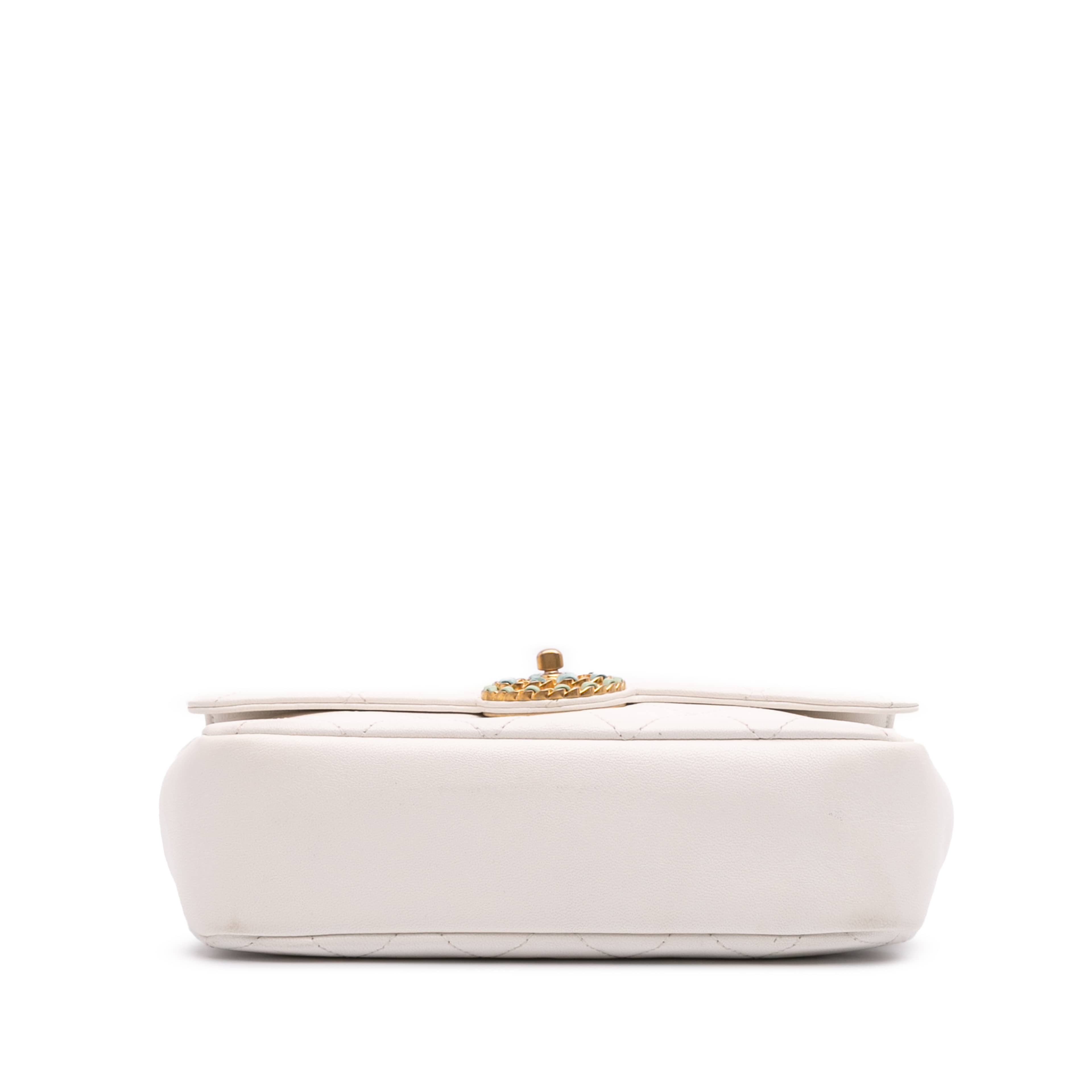 Chanel Cc Quilted Calfskin Single Flap, från Luxclusif, i färgen white. Klicka för att öppna bilden i stort format