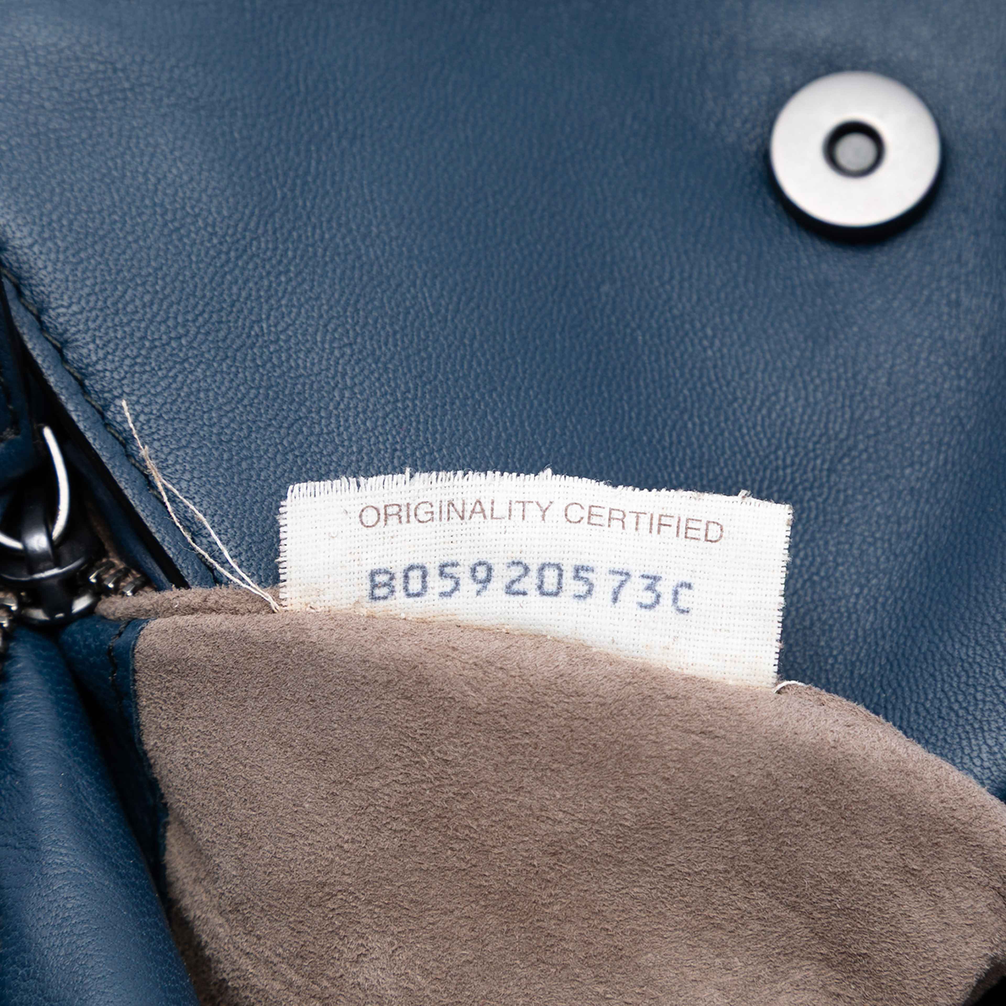 Bottega Veneta Nappa Intrecciato Double Pocket Flap Crossbody, från Luxclusif, i färgen dark blue. Klicka för att öppna bilden i stort format