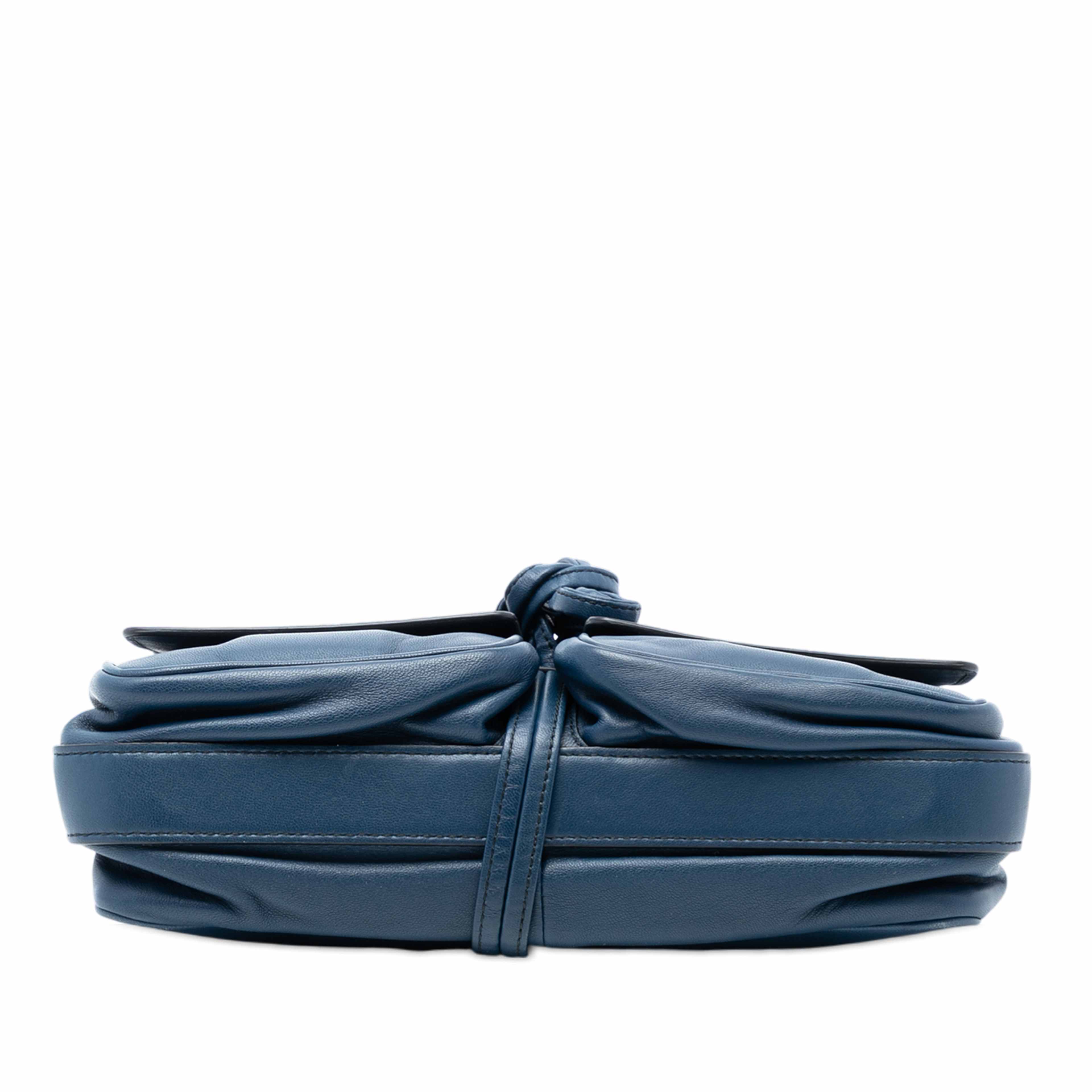 Bottega Veneta Nappa Intrecciato Double Pocket Flap Crossbody, från Luxclusif, i färgen dark blue. Klicka för att öppna bilden i stort format