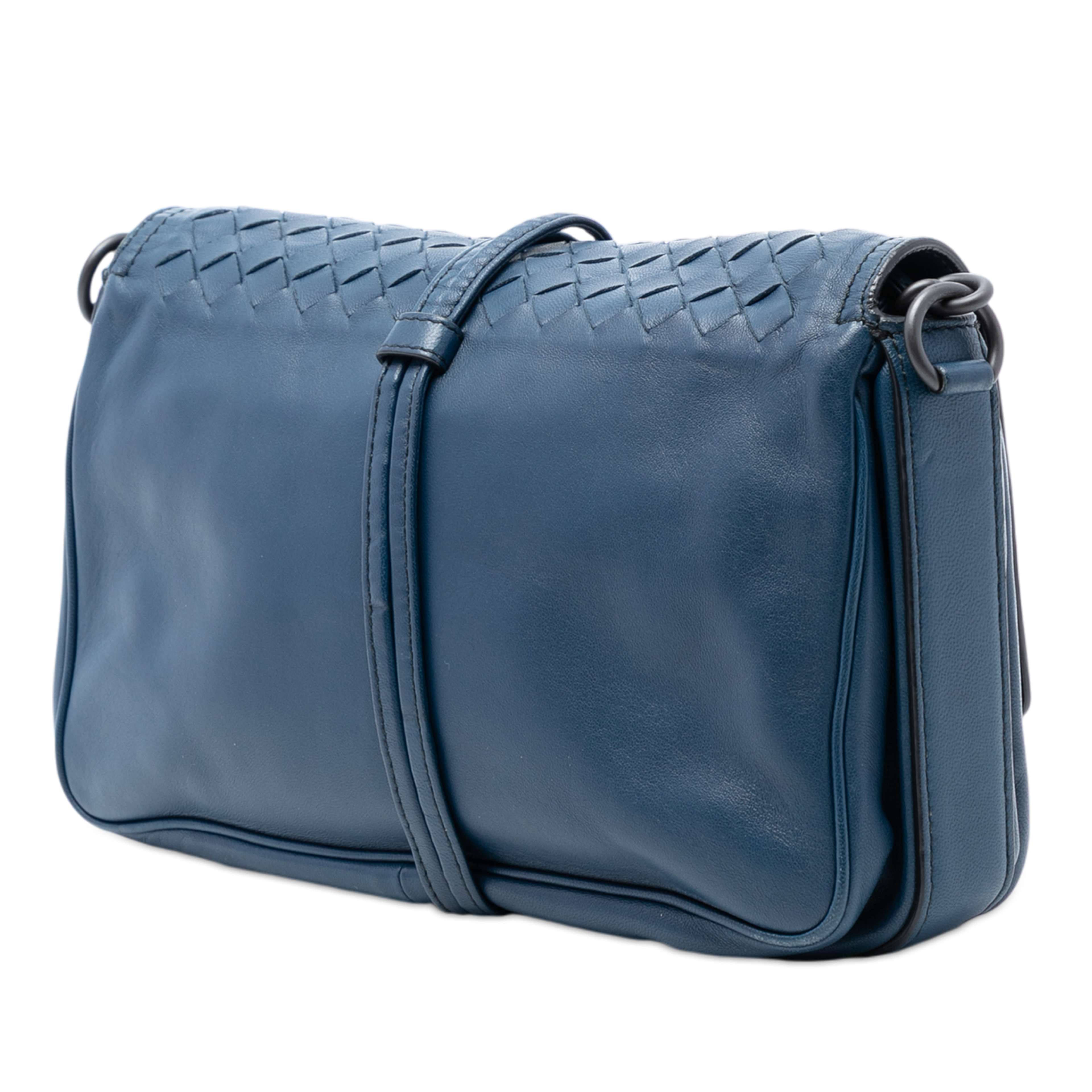 Bottega Veneta Nappa Intrecciato Double Pocket Flap Crossbody, från Luxclusif, i färgen dark blue. Klicka för att öppna bilden i stort format