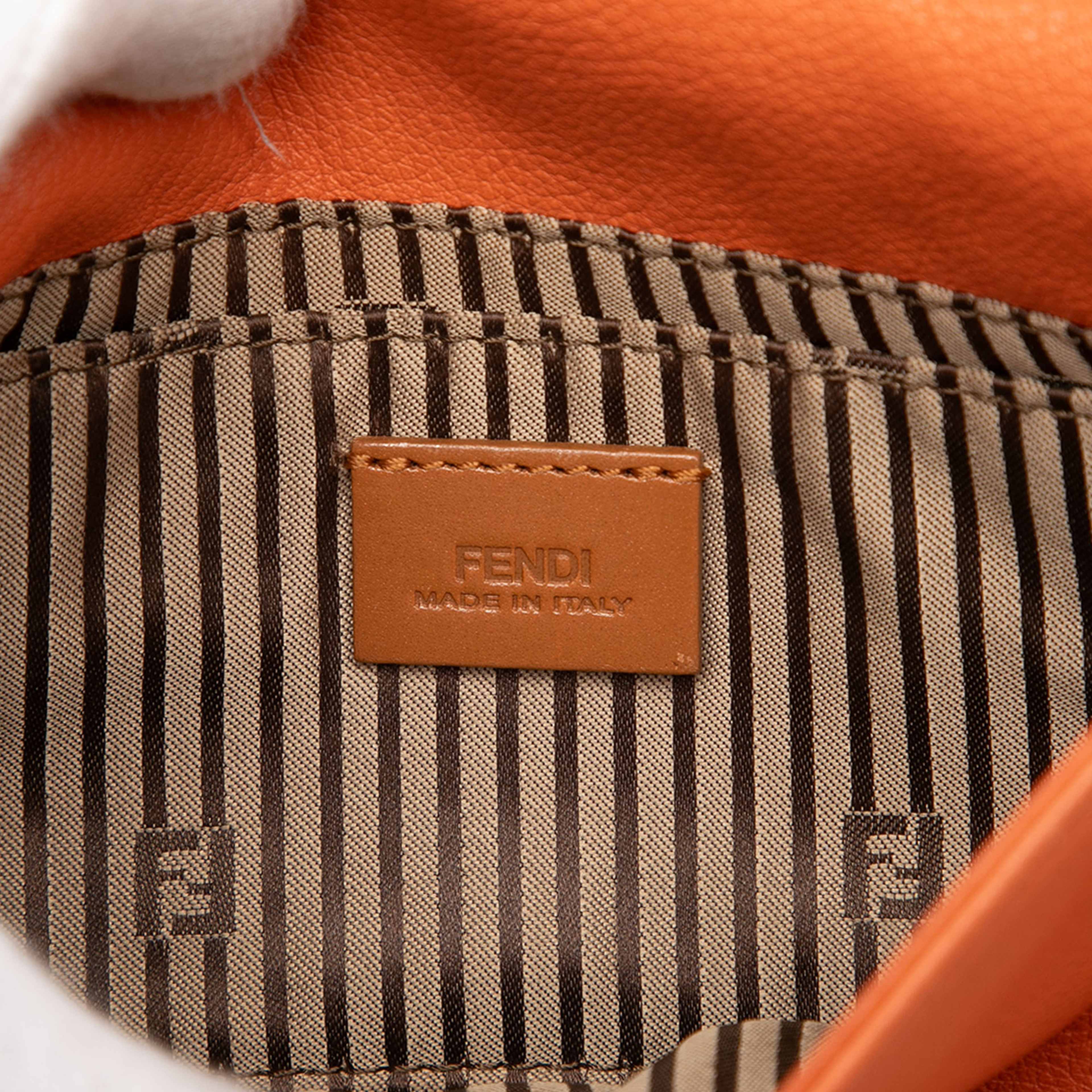 Fendi Leather Fendista Pochette Crossbody, från Luxclusif, i färgen orange. Klicka för att öppna bilden i stort format