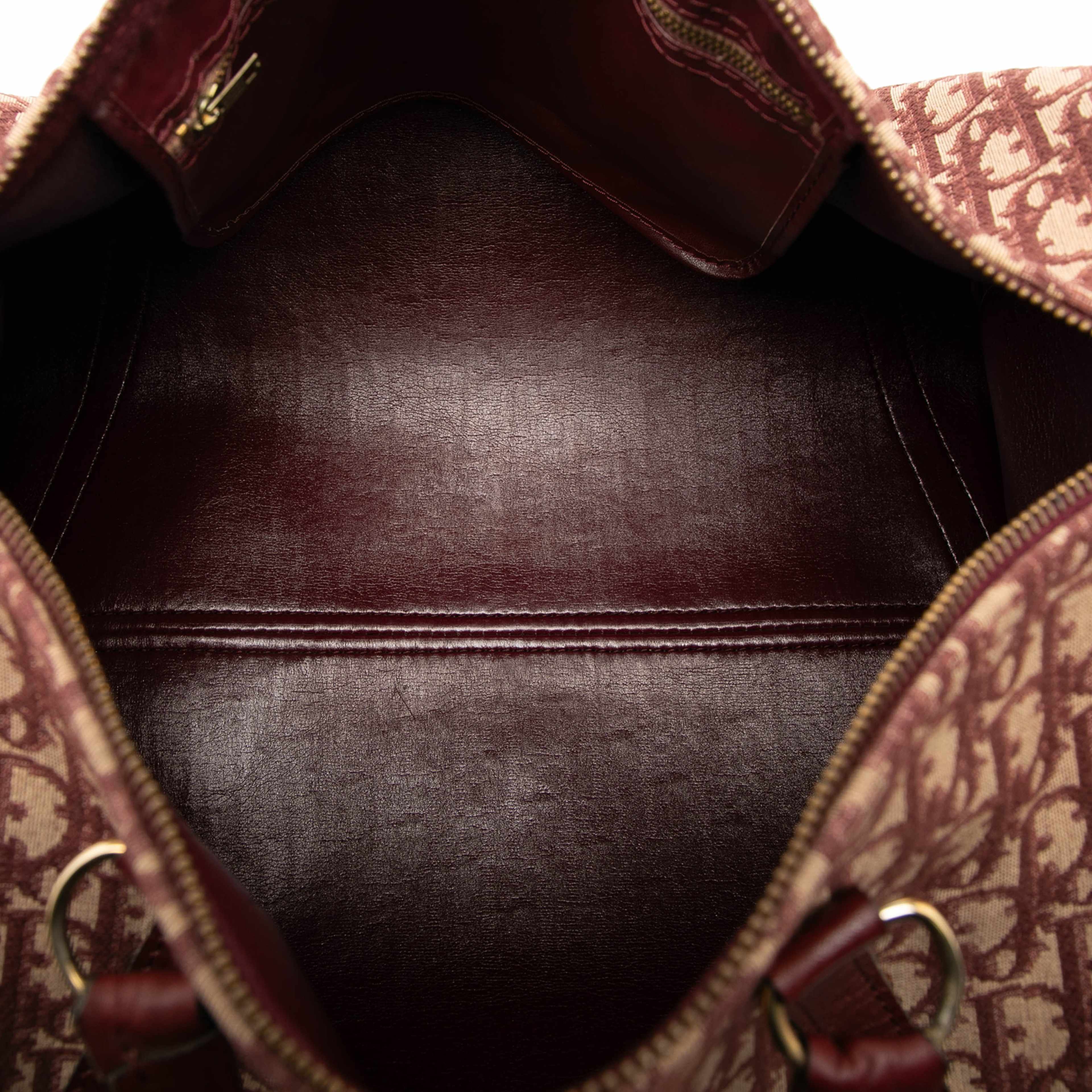 Dior Diorissimo Trotter Canvas Boston Bag, från Luxclusif, i färgen dark red. Klicka för att öppna bilden i stort format