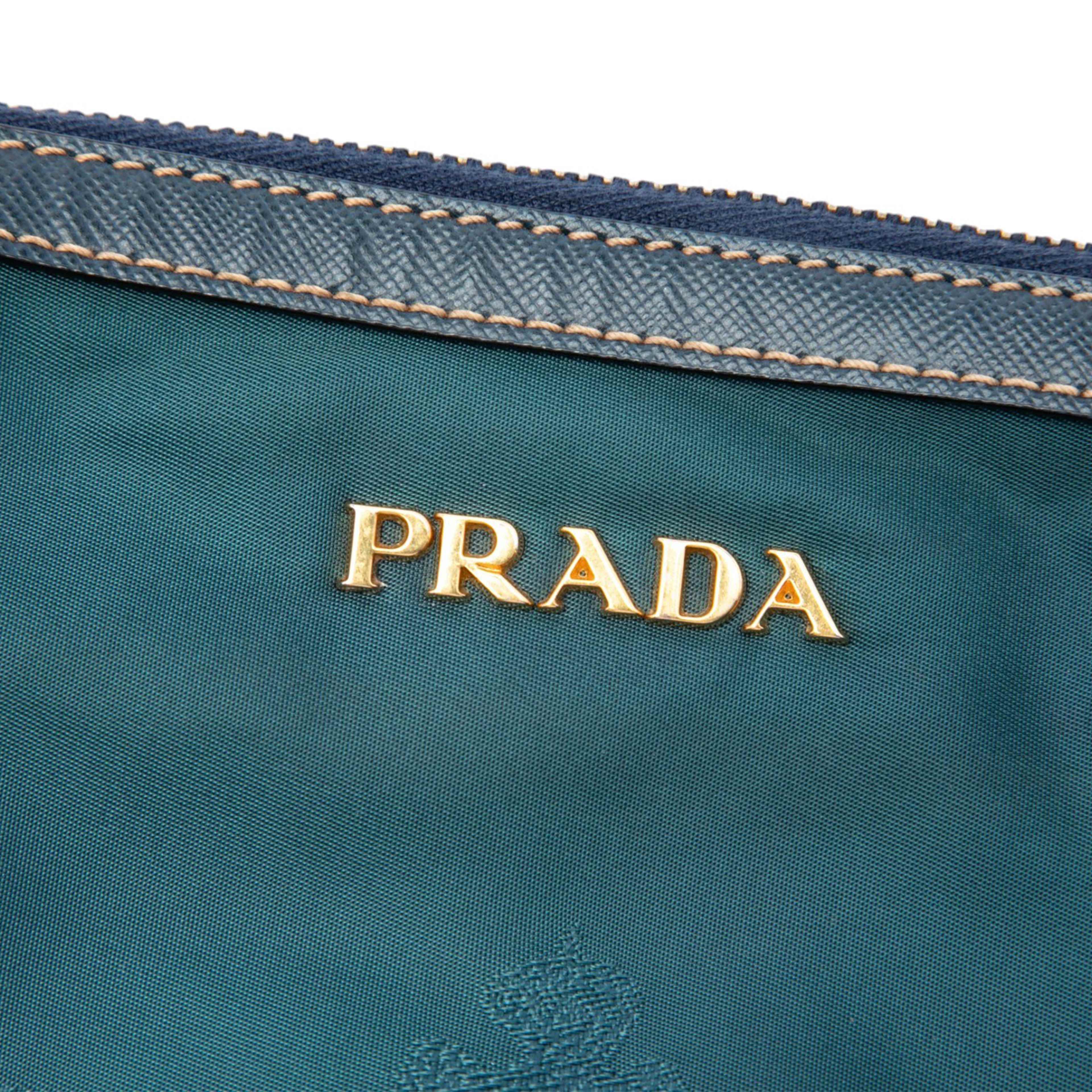 Prada Saffiano Trimmed Tessuto Satchel, från Luxclusif, i färgen grön. Klicka för att öppna bilden i stort format