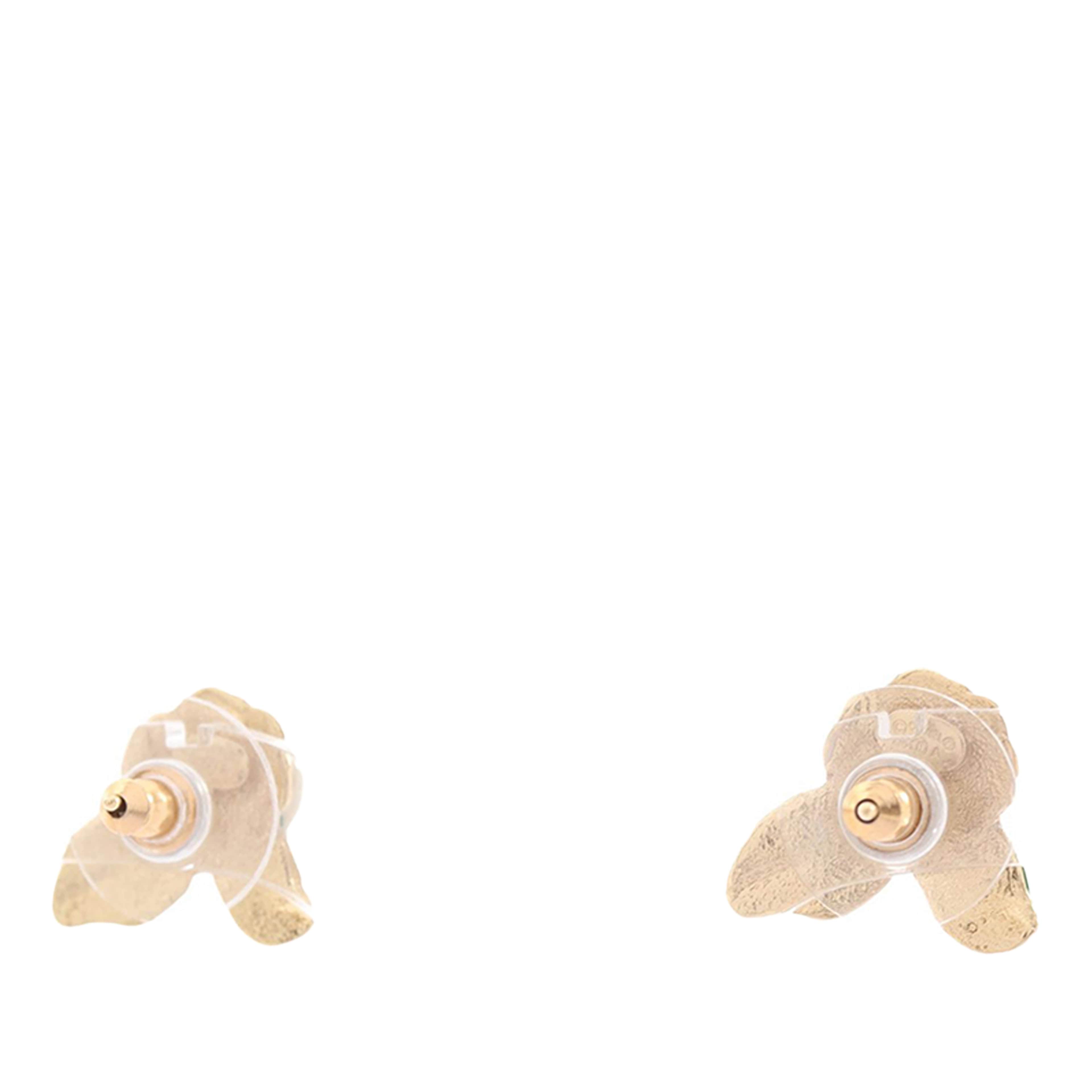 Chanel Cc Gold Plated Enamel Camellia Push Back Earrings, från Luxclusif, i färgen guld. Klicka för att öppna bilden i stort format