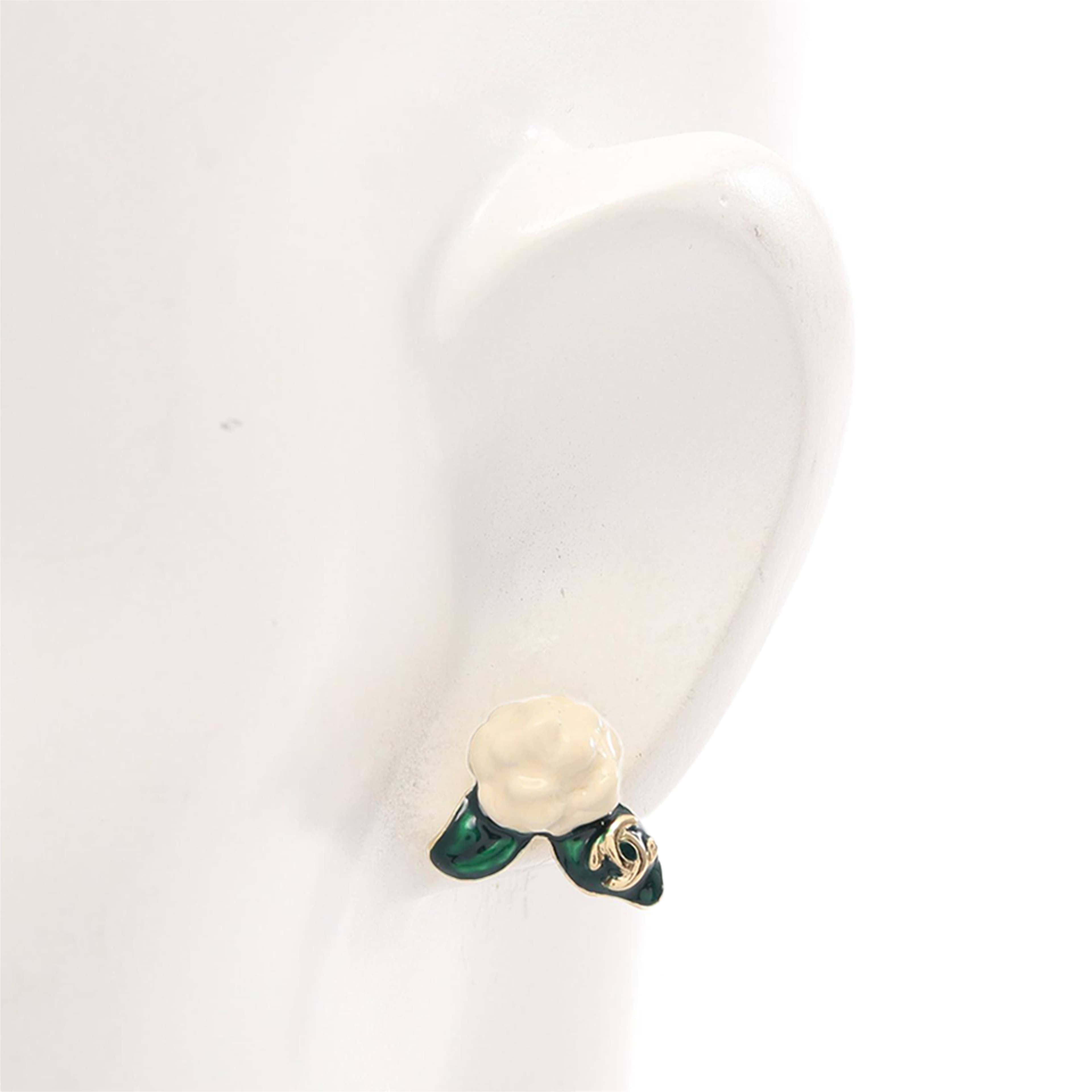 Chanel Cc Gold Plated Enamel Camellia Push Back Earrings, från Luxclusif, i färgen guld. Klicka för att öppna bilden i stort format
