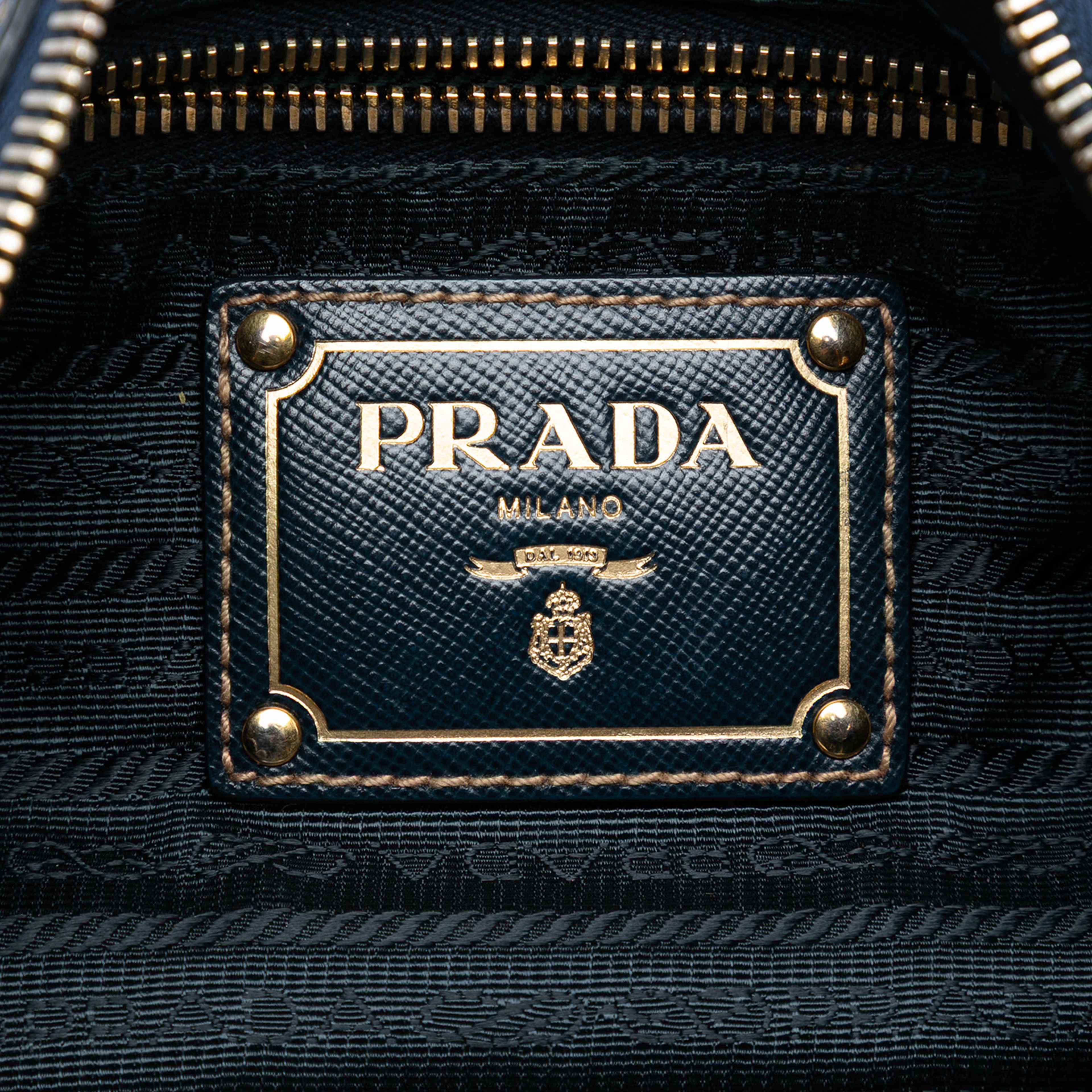 Prada Tessuto Canapa Logo Shoulder Bag, från Luxclusif, i färgen blå. Klicka för att öppna bilden i stort format