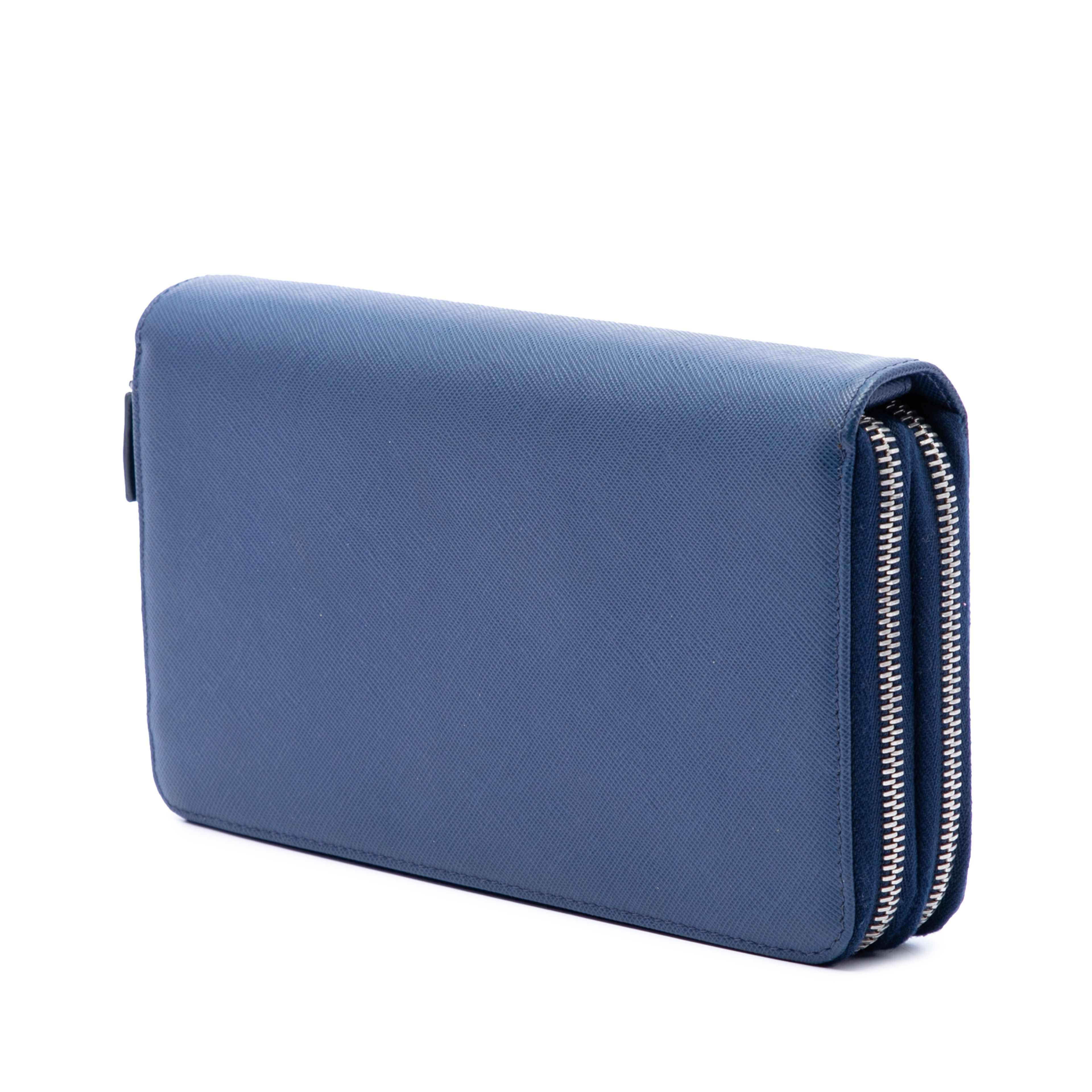 Prada Saffiano Double Zip Long Wallet, från Luxclusif, i färgen blå. Klicka för att öppna bilden i stort format
