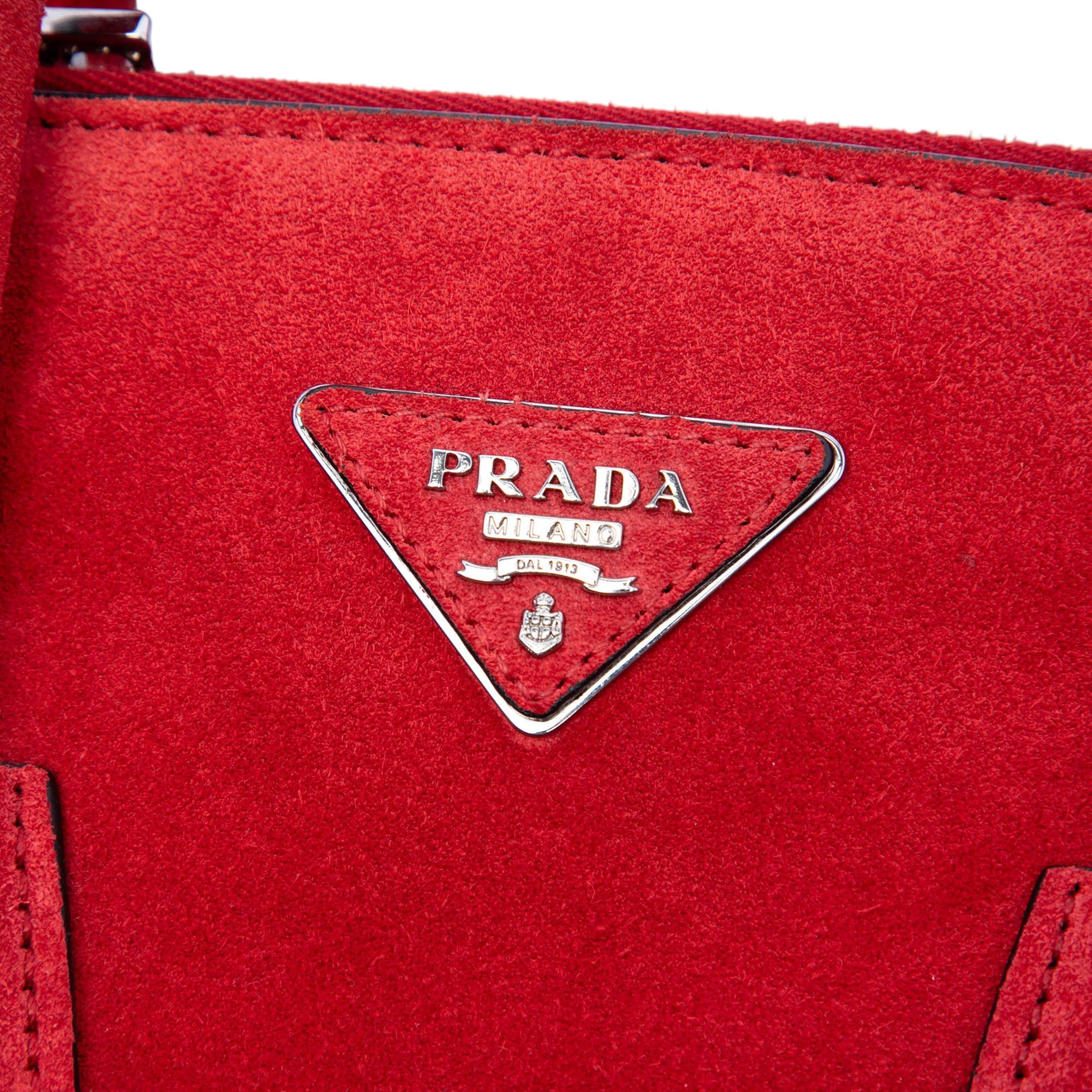 Prada Small Scamosciato Twin Pocket Satchel, från Luxclusif, i färgen red. Klicka för att öppna bilden i stort format