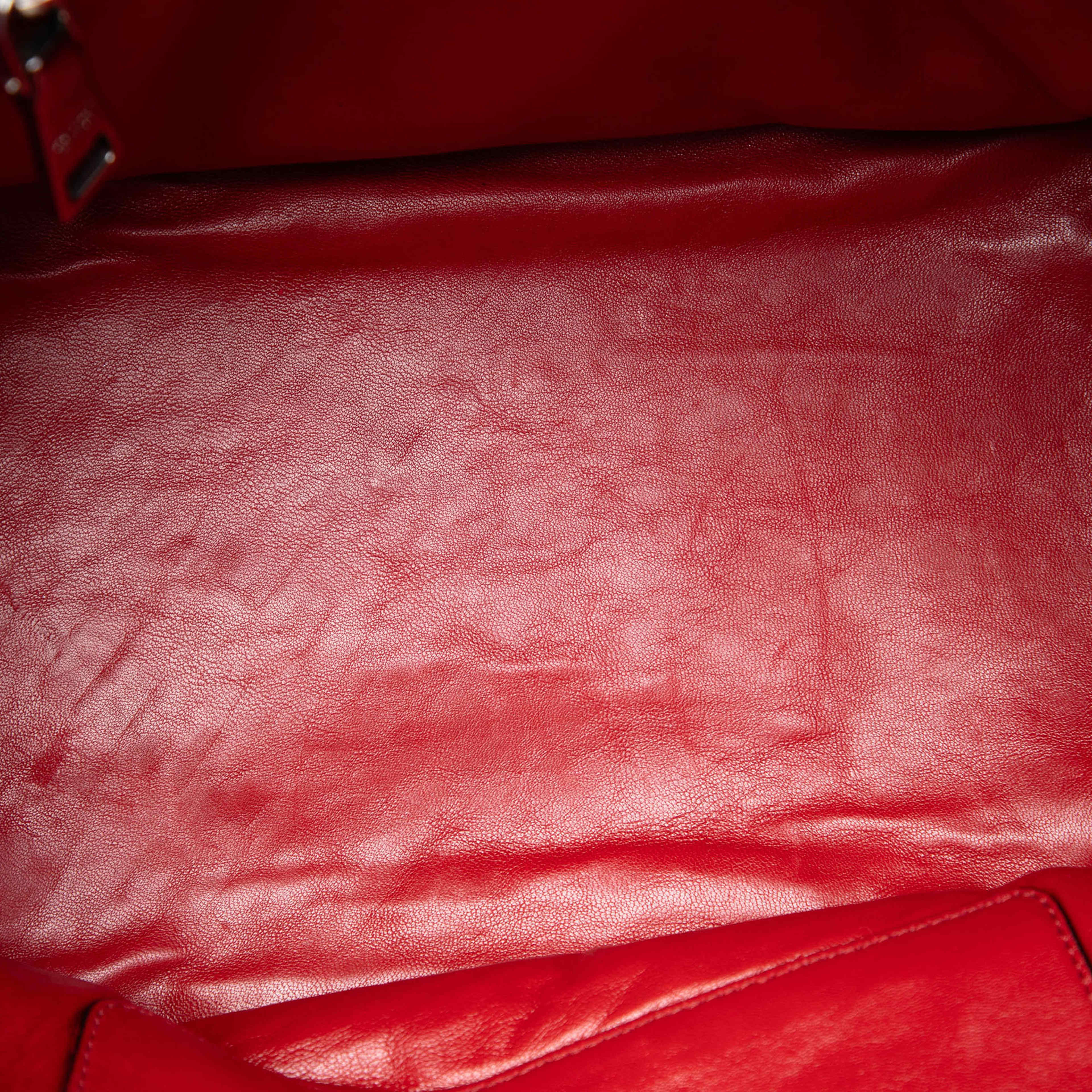 Prada Small Scamosciato Twin Pocket Satchel, från Luxclusif, i färgen red. Klicka för att öppna bilden i stort format