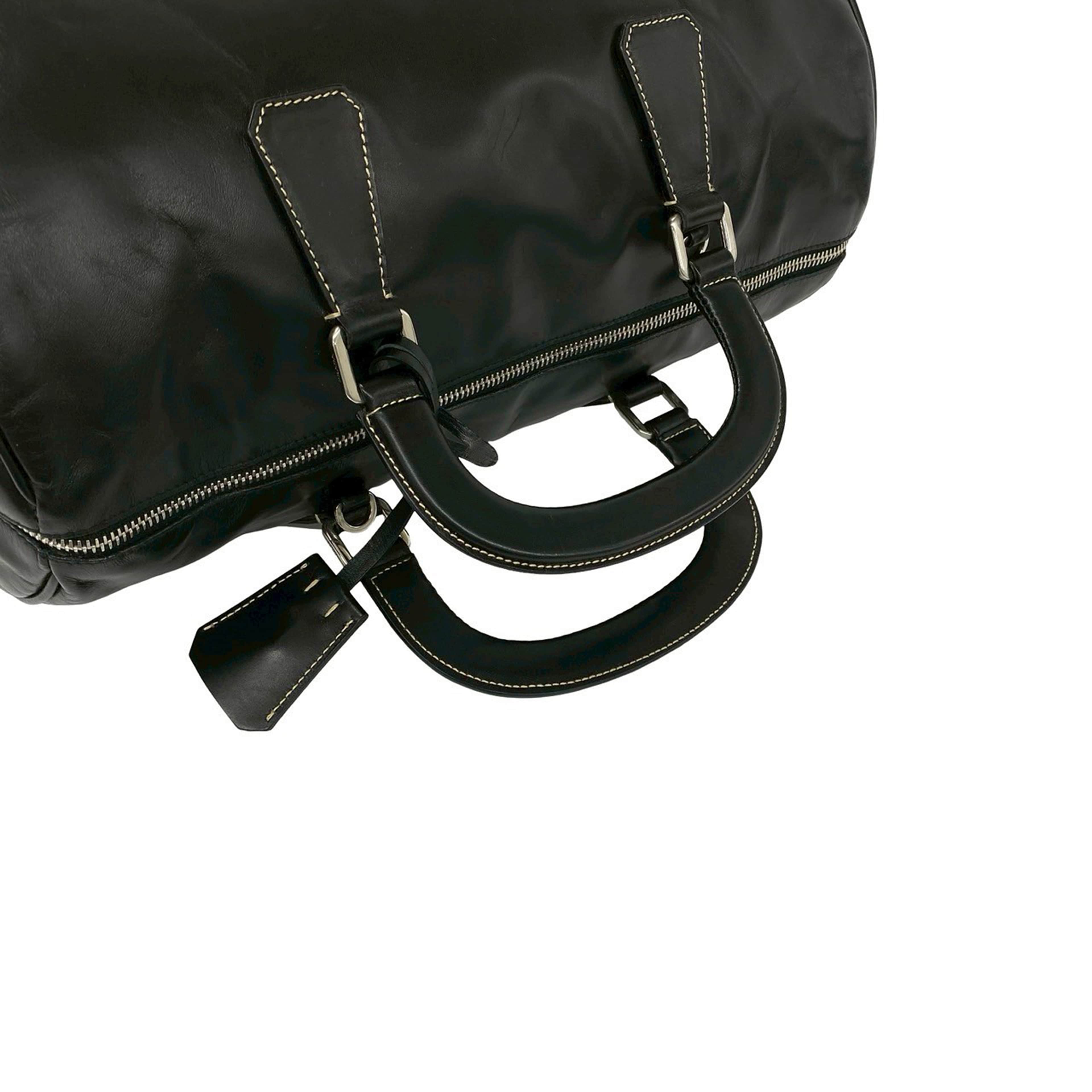 Prada Soft Calf Boston Bag, från Luxclusif, i färgen svart. Klicka för att öppna bilden i stort format