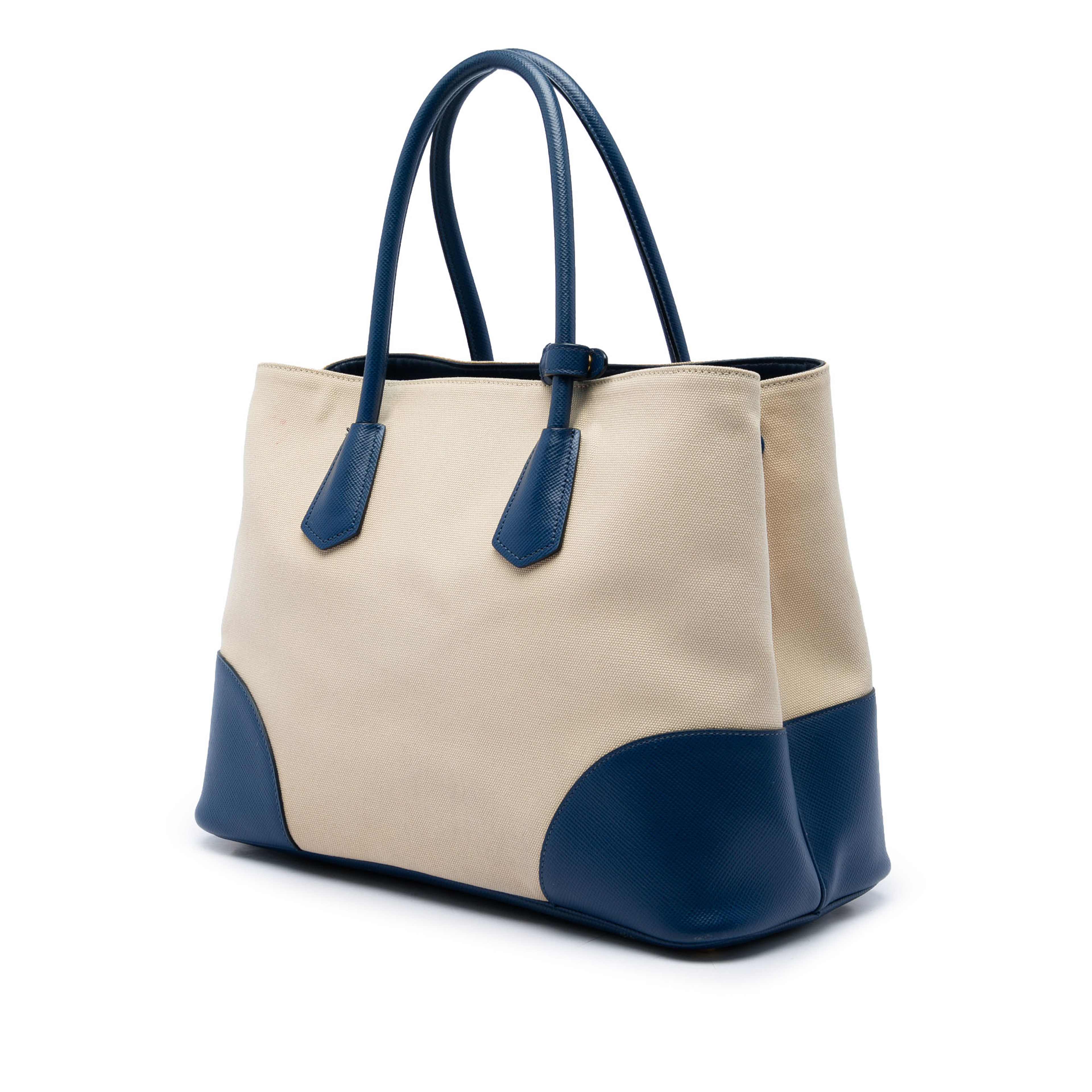 Prada Large Canapa And Saffiano Double Satchel, från Luxclusif, i färgen beige. Klicka för att öppna bilden i stort format