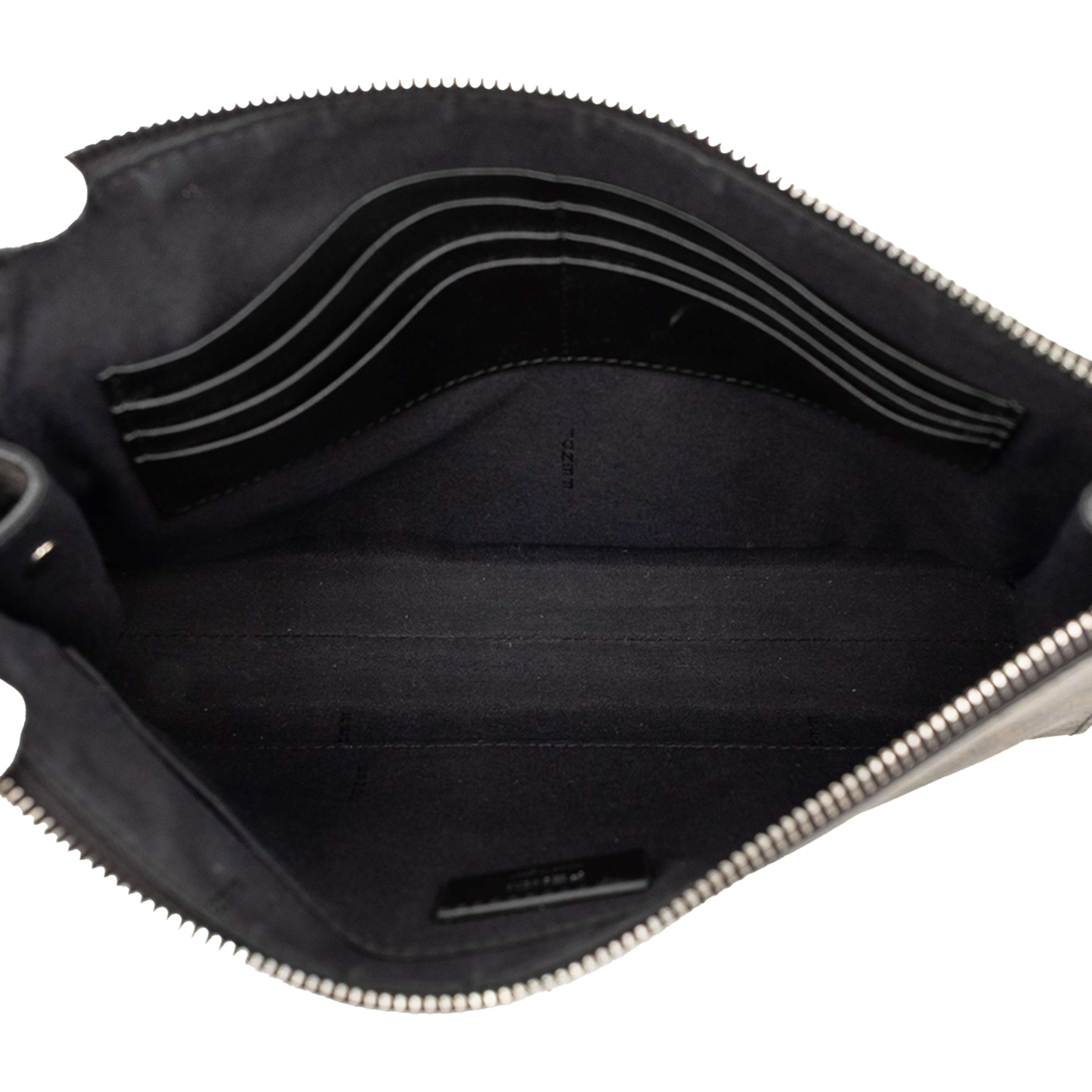 Fendi Zucca Coated Canvas Diagonal Front Zip Clutch, från Luxclusif, i färgen brun. Klicka för att öppna bilden i stort format