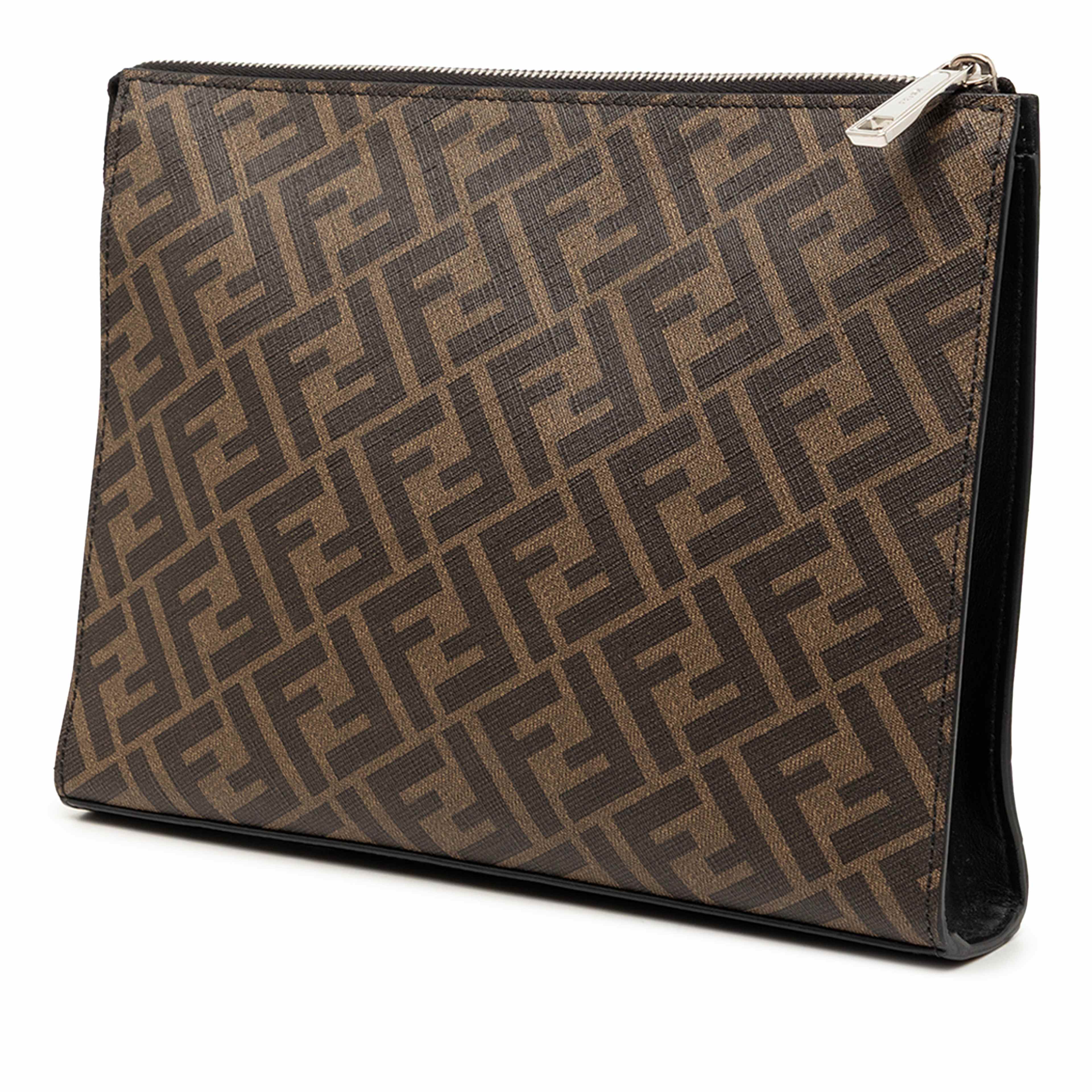 Fendi Zucca Coated Canvas Diagonal Front Zip Clutch, från Luxclusif, i färgen brun. Klicka för att öppna bilden i stort format