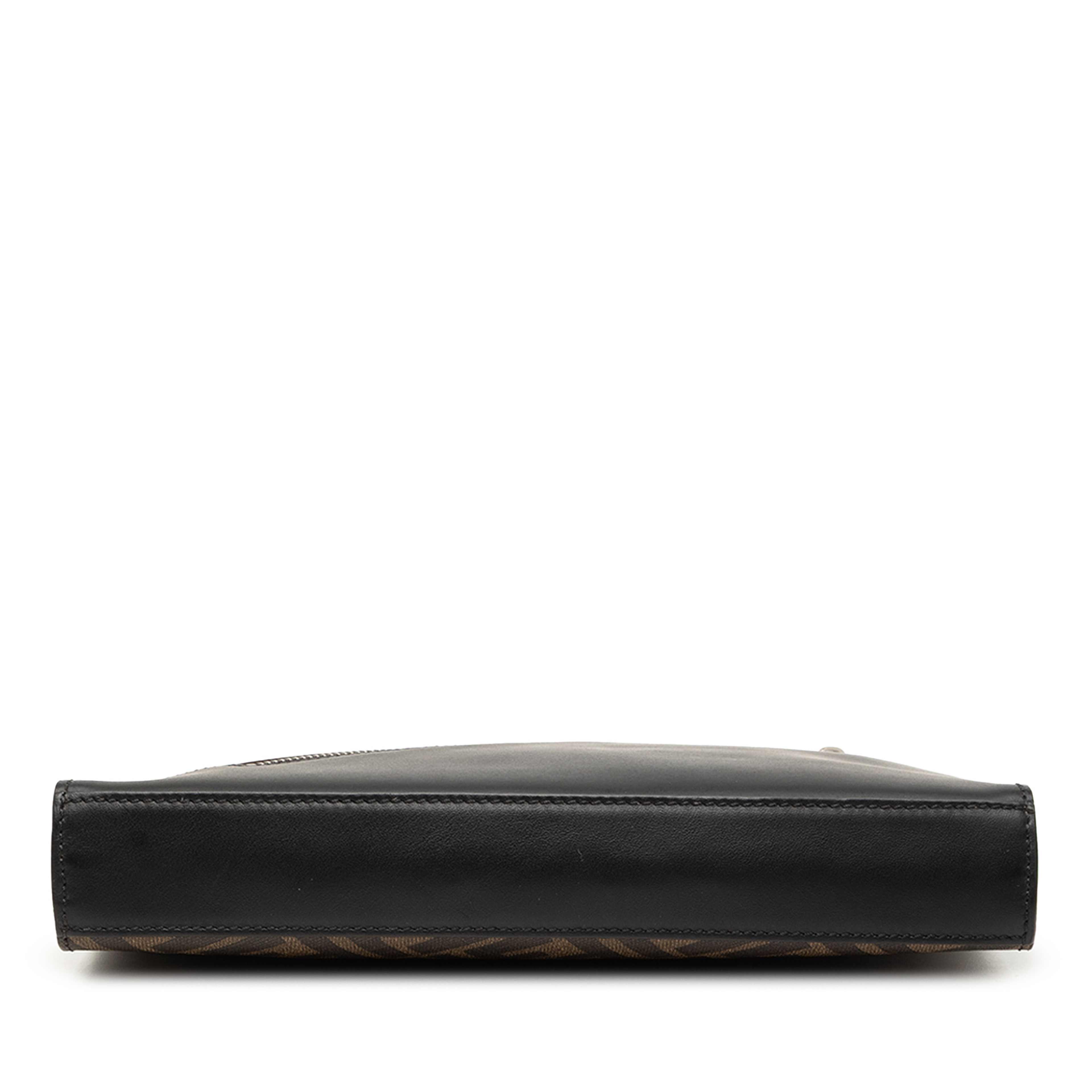 Fendi Zucca Coated Canvas Diagonal Front Zip Clutch, från Luxclusif, i färgen brun. Klicka för att öppna bilden i stort format