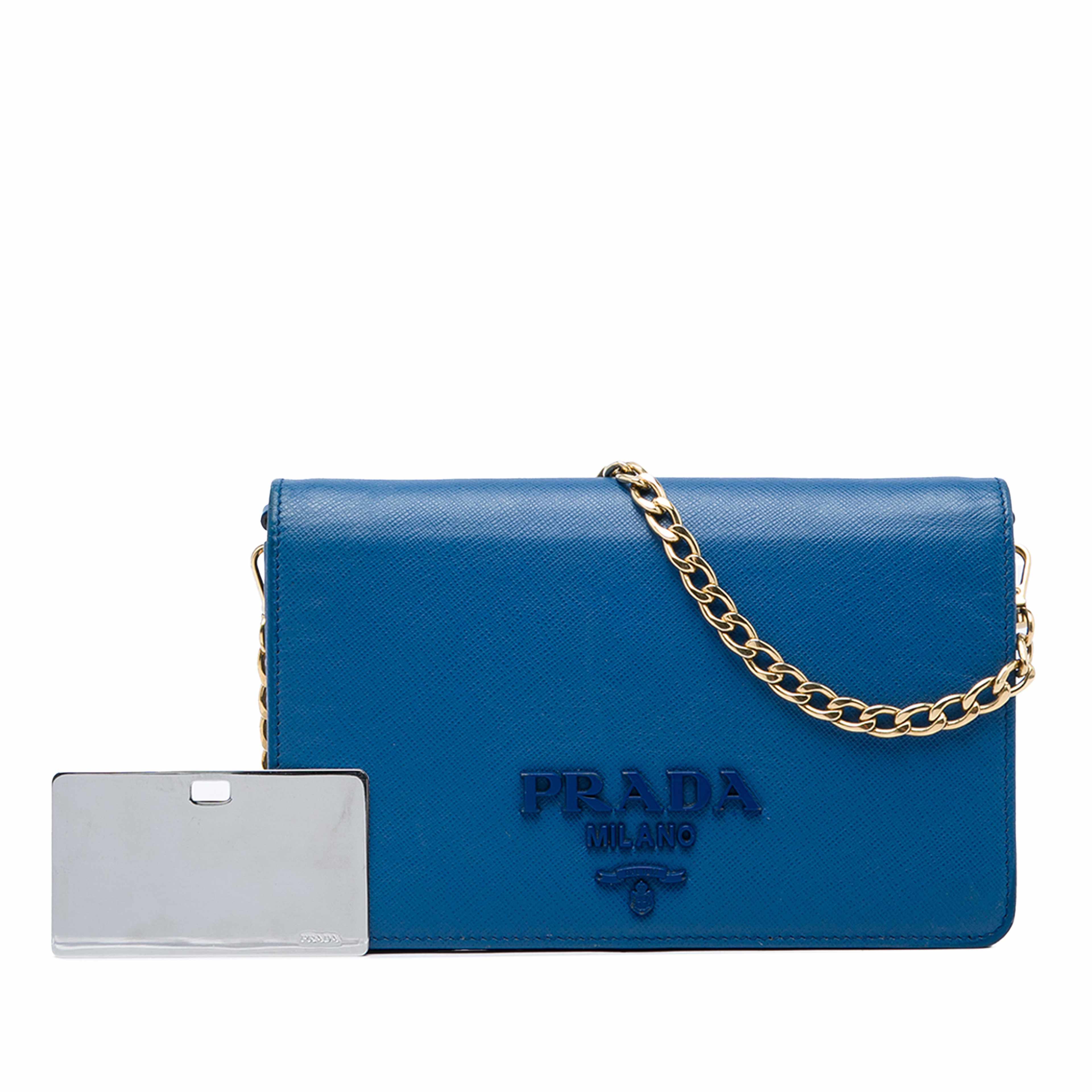 Prada Saffiano Lux Monochrome Wallet On Chain, från Luxclusif, i färgen blå. Klicka för att öppna bilden i stort format