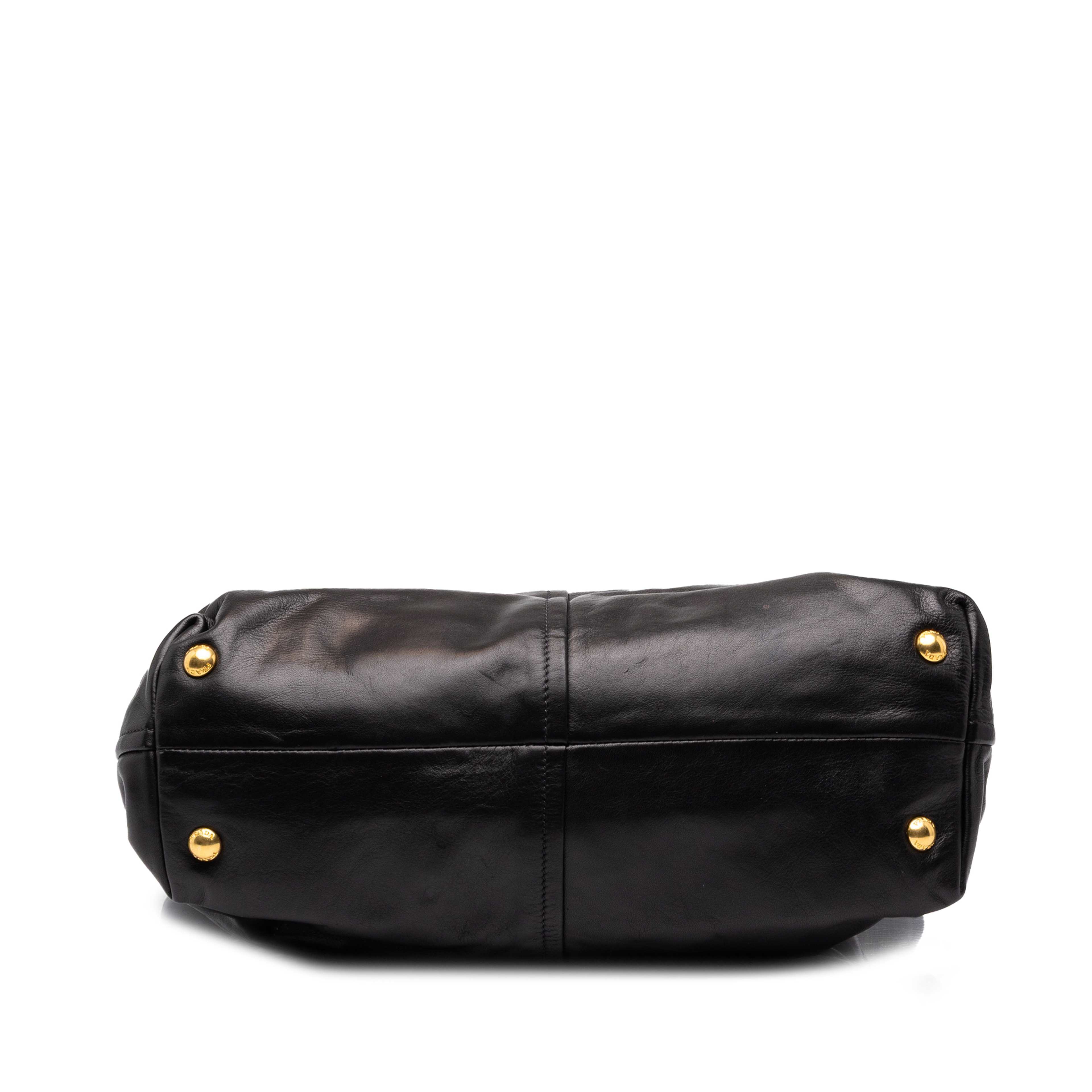 Prada Soft Calf Tote, från Luxclusif, i färgen svart. Klicka för att öppna bilden i stort format