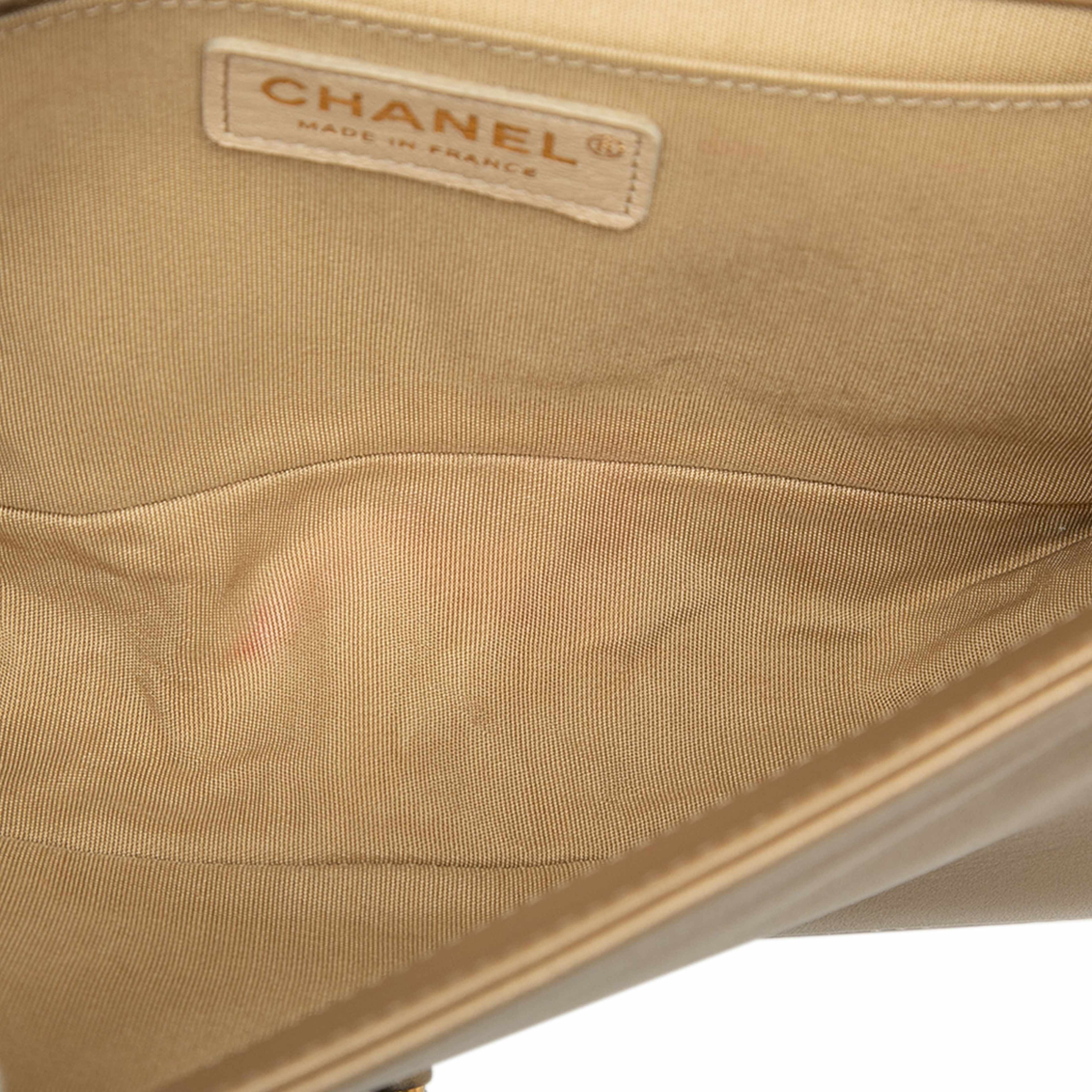 Chanel Old Medium Braided Metallic Lambskin Boy Flap, från Luxclusif, i färgen brun. Klicka för att öppna bilden i stort format