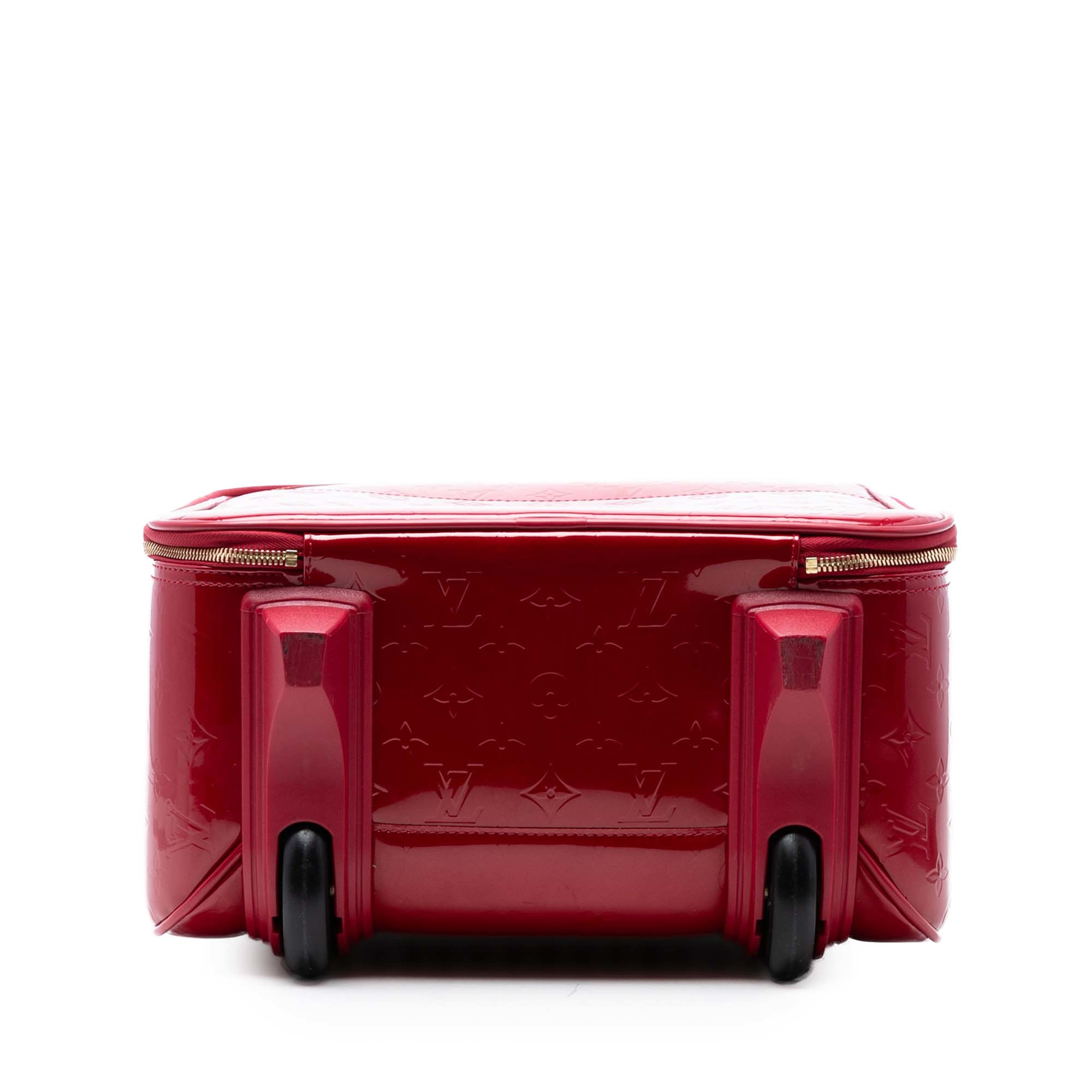 Louis Vuitton Monogram Vernis Pegase 45, från Luxclusif, i färgen röd. Klicka för att öppna bilden i stort format