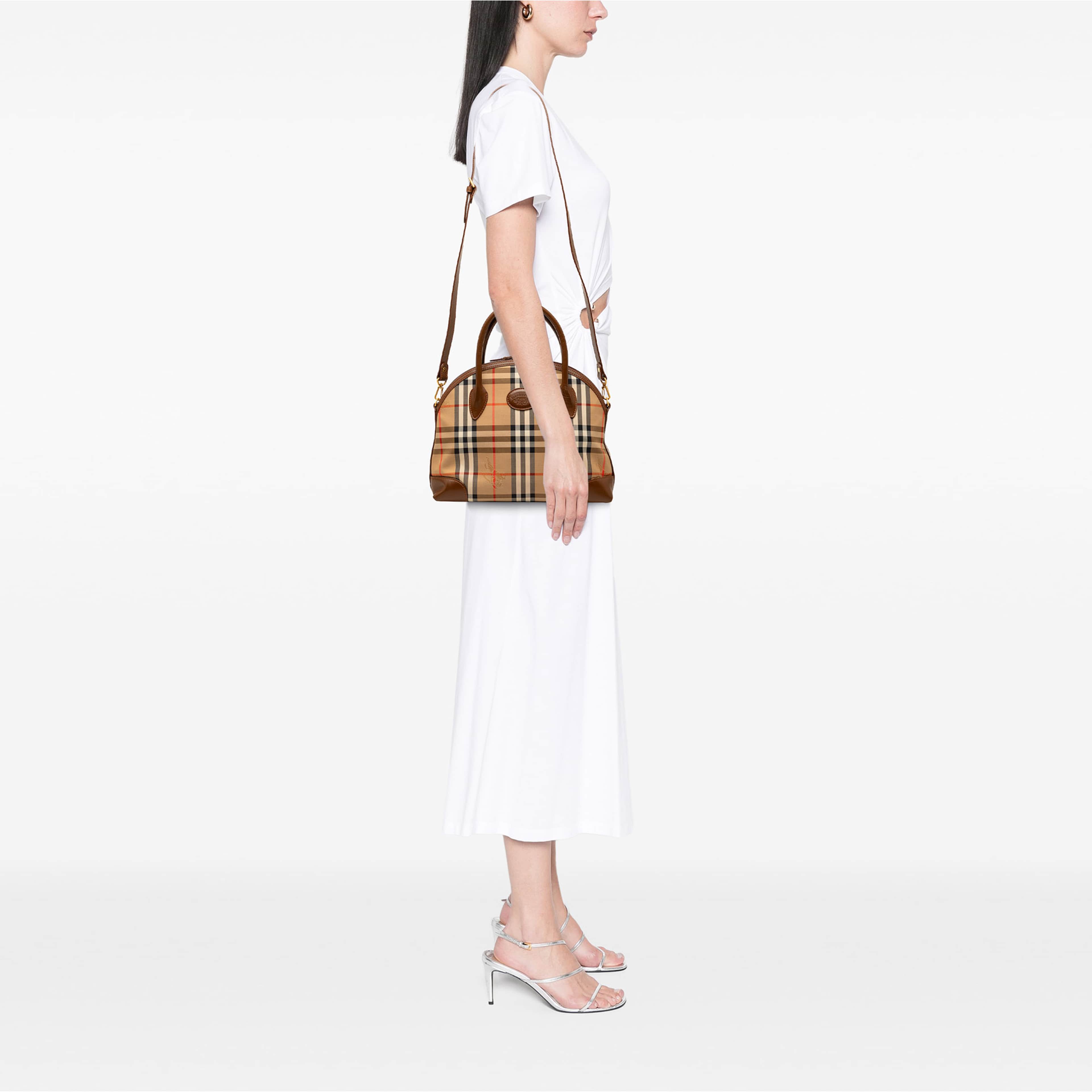 Burberry Haymarket Check Canvas Dome Satchel, från Luxclusif, i färgen beige. Klicka för att öppna bilden i stort format