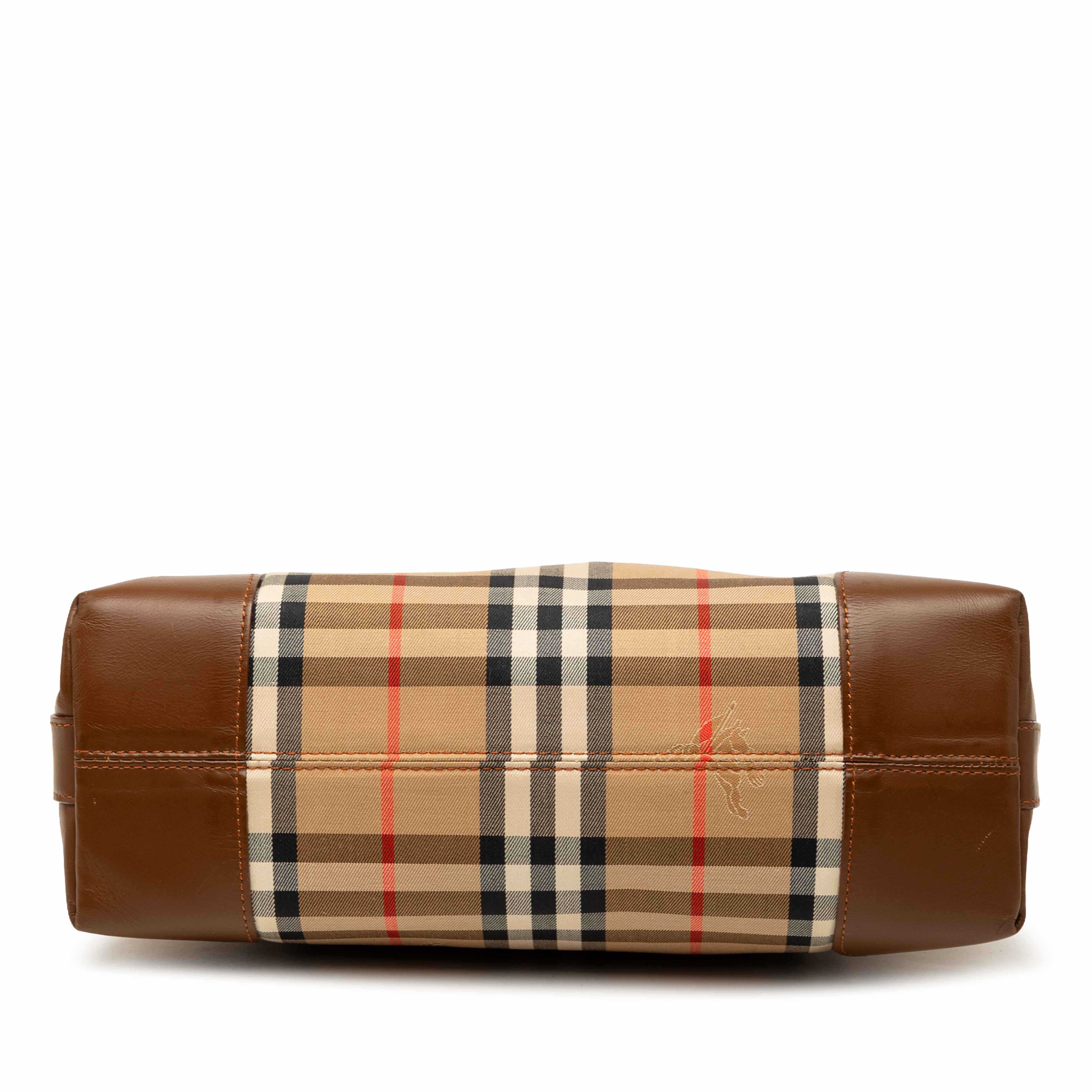 Burberry Haymarket Check Canvas Dome Satchel, från Luxclusif, i färgen beige. Klicka för att öppna bilden i stort format