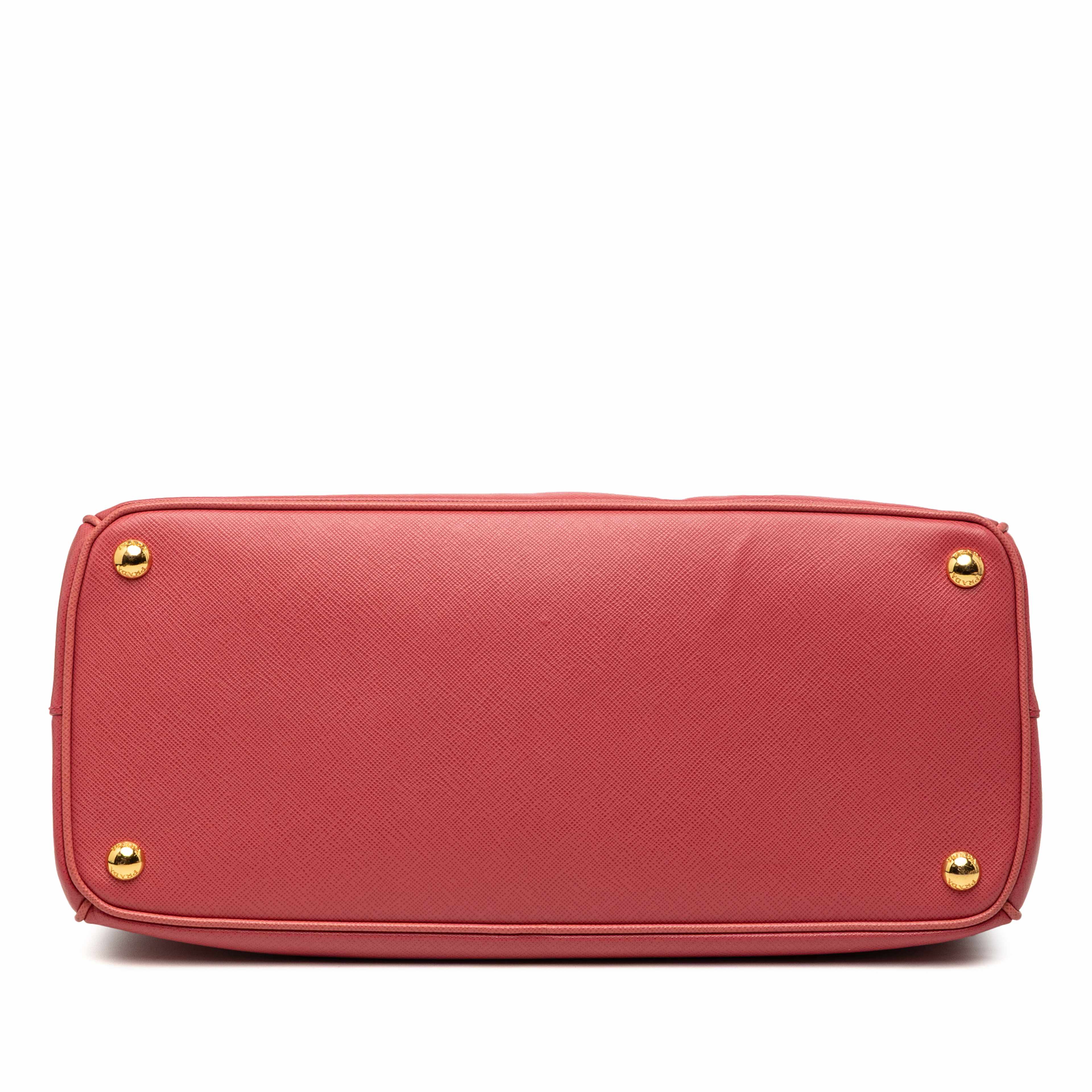 Prada Medium Saffiano Lux Galleria Double Zip Satchel, från Luxclusif, i färgen rosa. Klicka för att öppna bilden i stort format