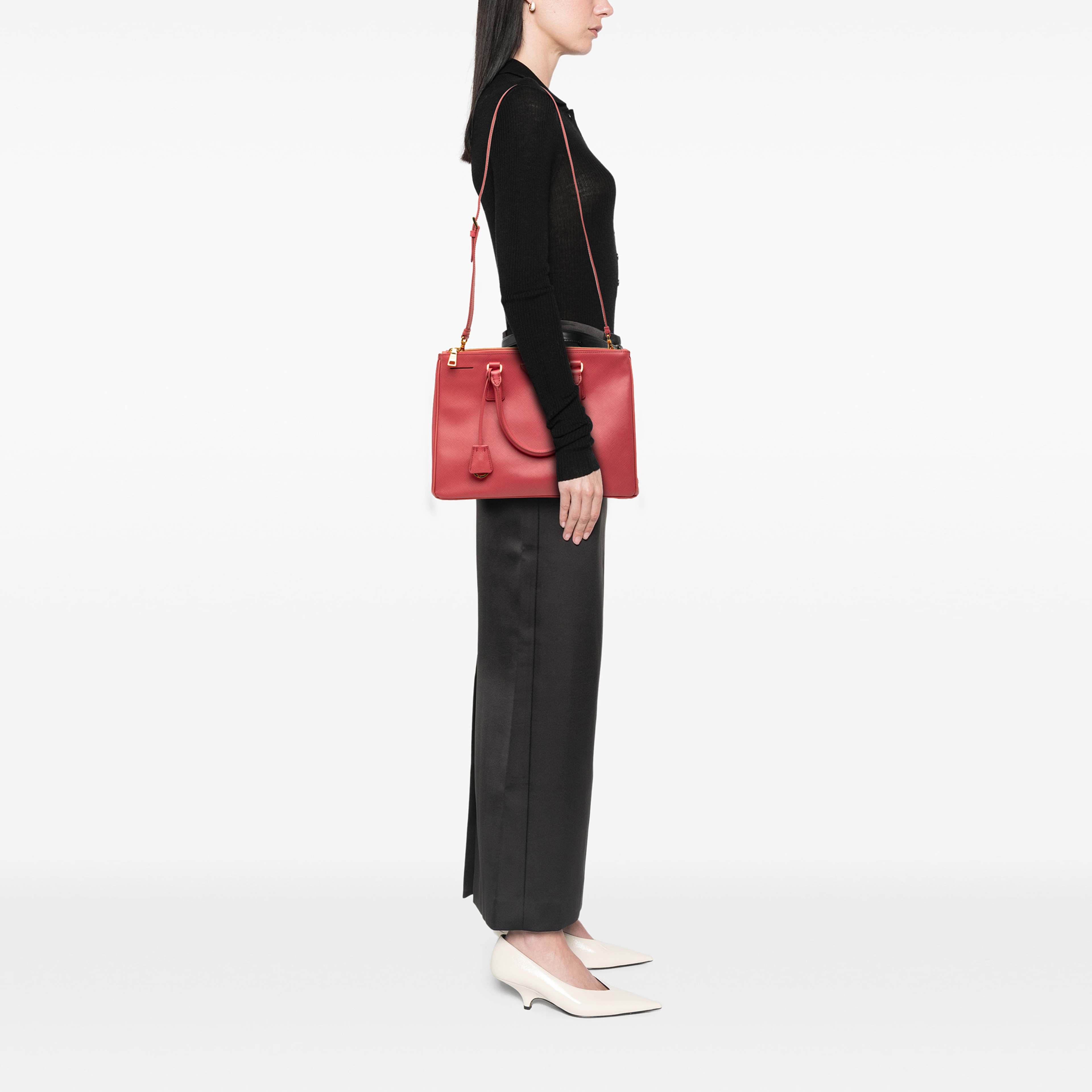 Prada Medium Saffiano Lux Galleria Double Zip Satchel, från Luxclusif, i färgen rosa. Klicka för att öppna bilden i stort format