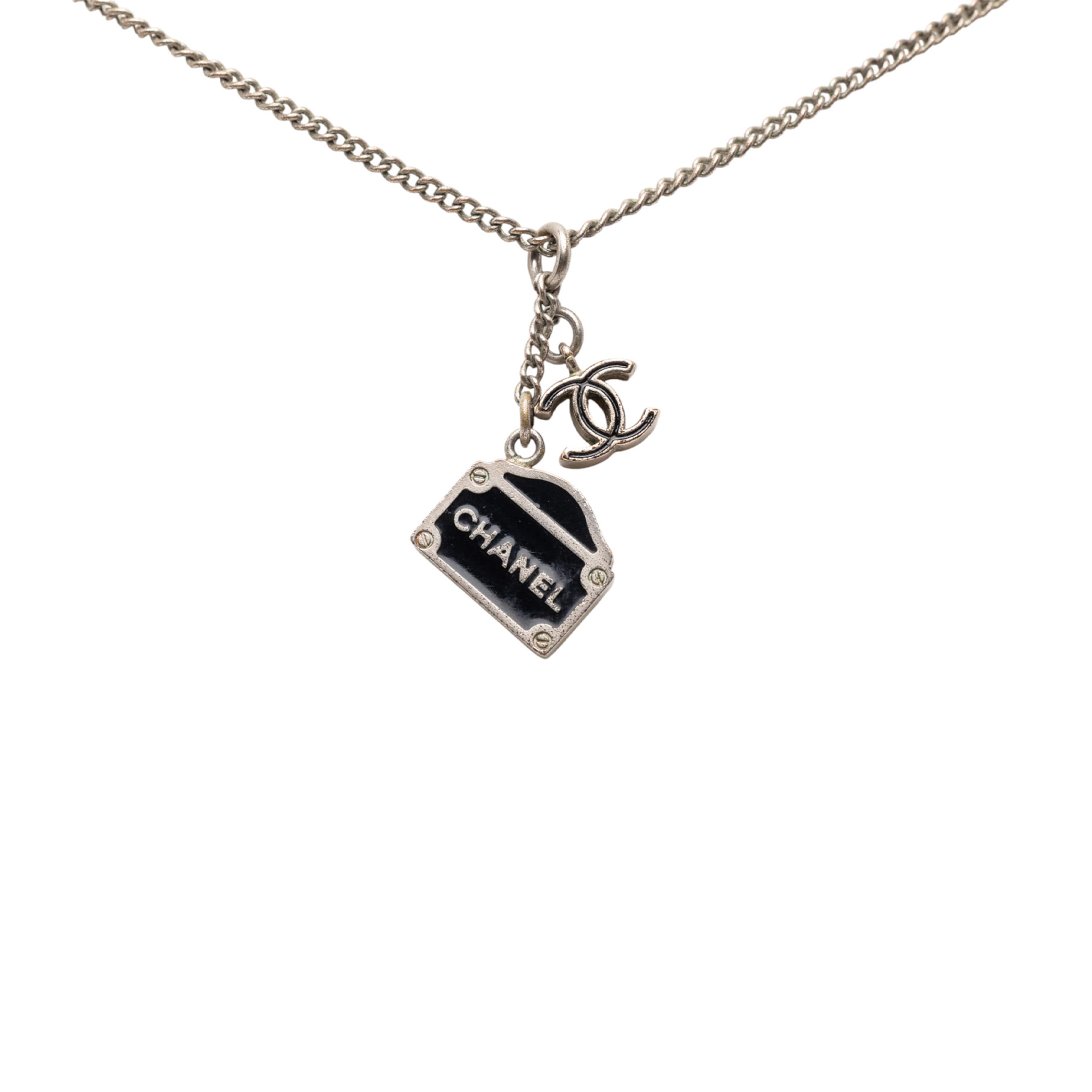 Chanel Cc Silver Plated Logo Charm Pendant Necklace, från Luxclusif, i färgen silver. Klicka för att öppna bilden i stort format