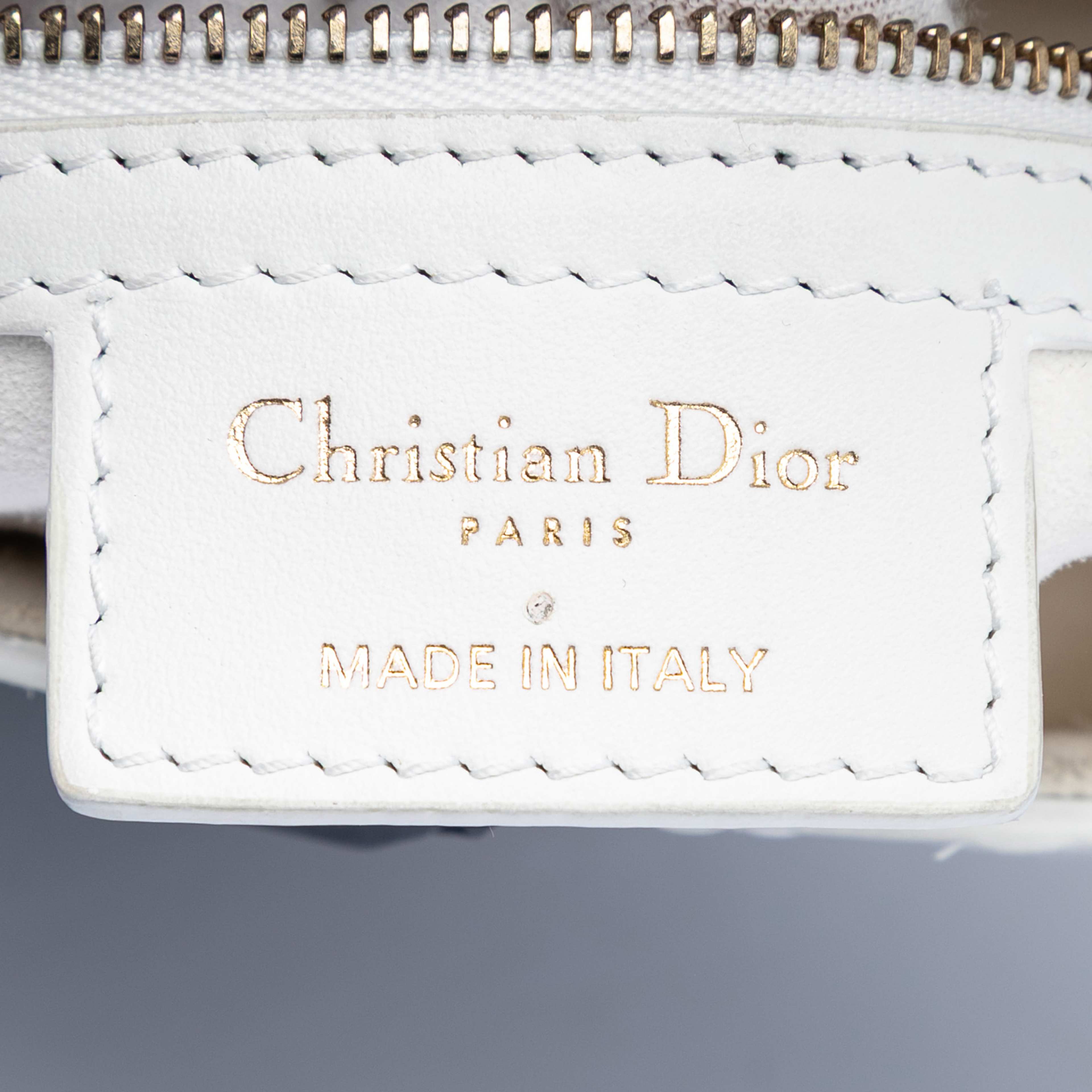Dior Perforated Oblique Embossed Calfskin Saddle Bag, från Luxclusif, i färgen white. Klicka för att öppna bilden i stort format