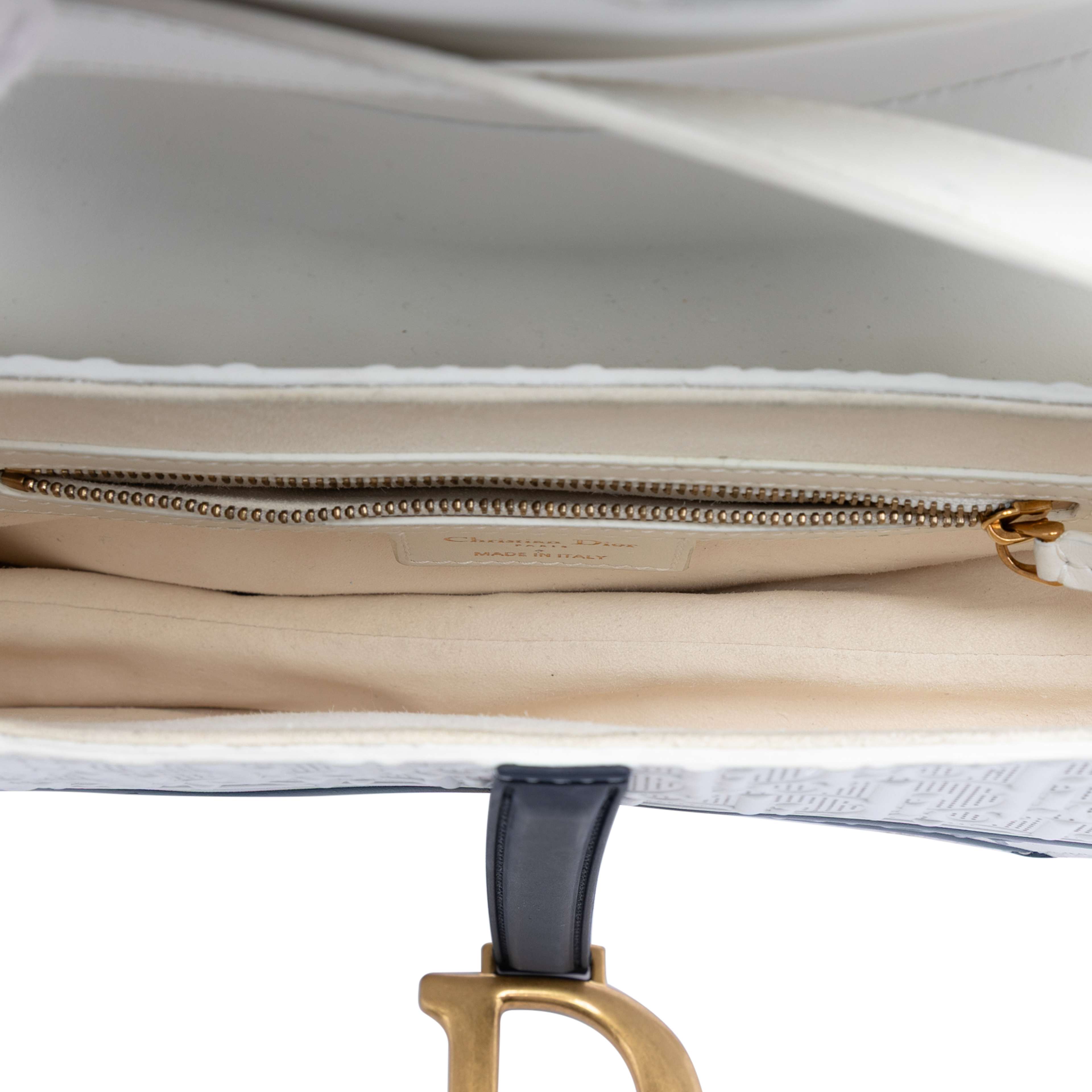 Dior Perforated Oblique Embossed Calfskin Saddle Bag, från Luxclusif, i färgen white. Klicka för att öppna bilden i stort format