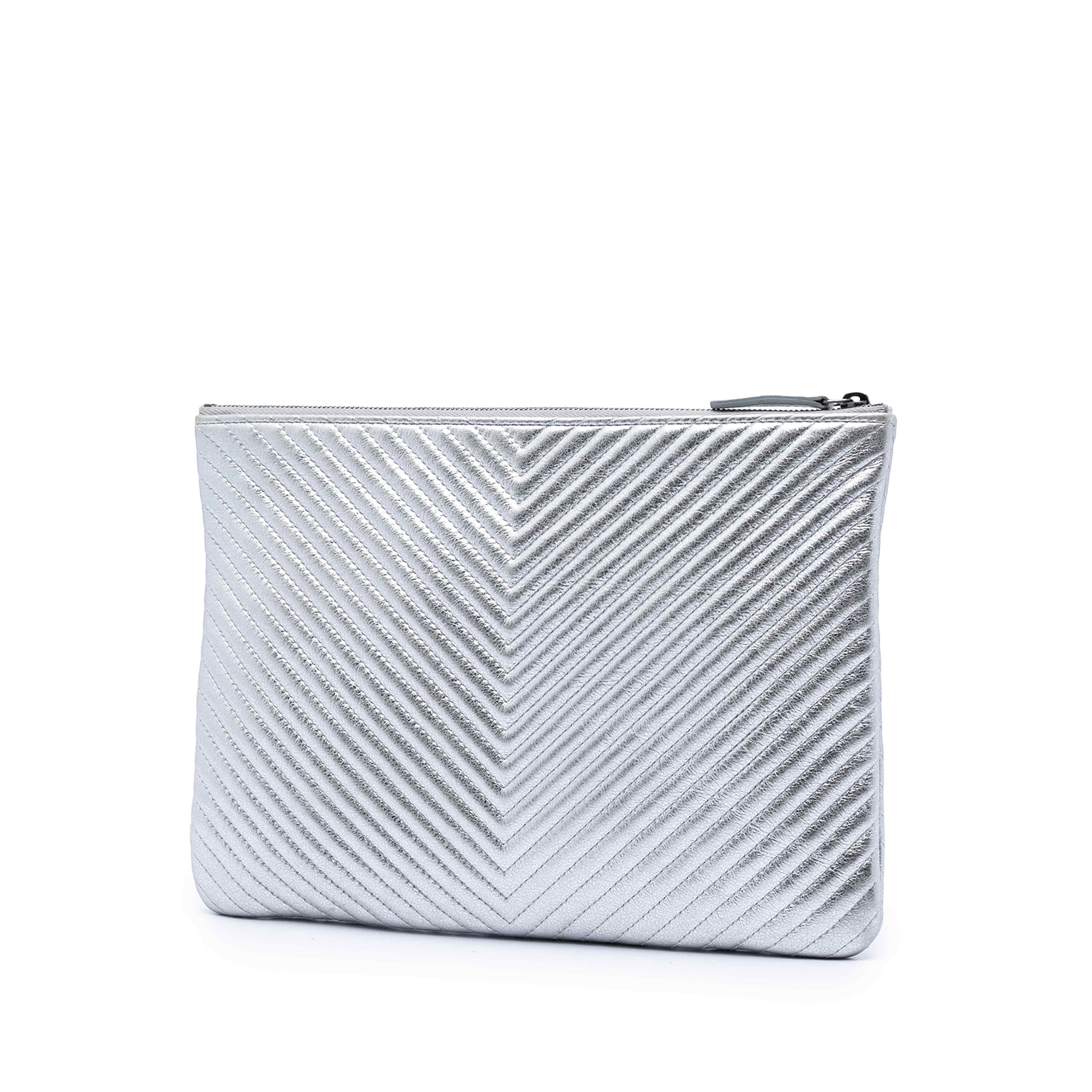 Chanel Medium Chevron Metallic Calfskin O Case Clutch, från Luxclusif, i färgen silver. Klicka för att öppna bilden i stort format