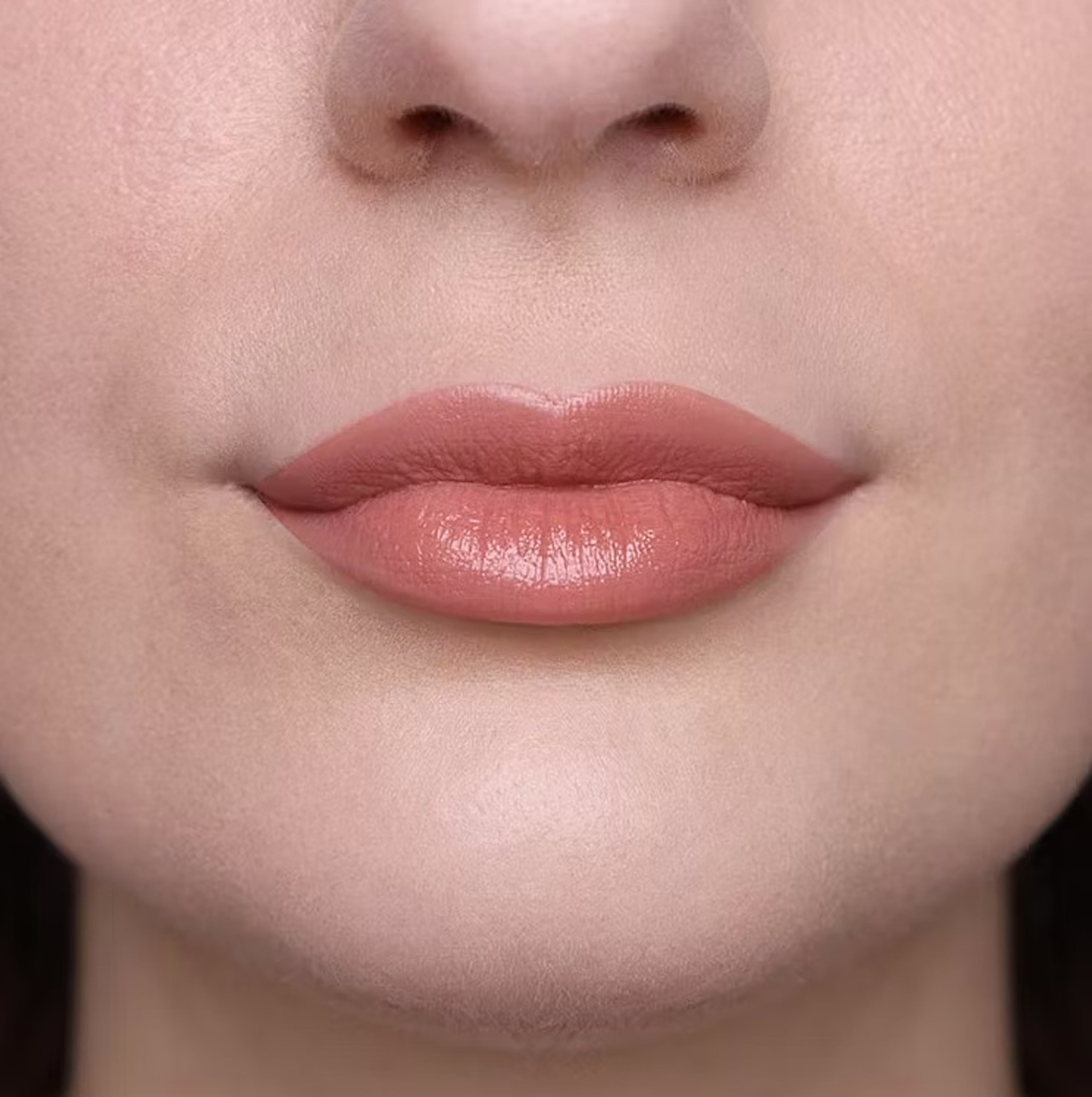 Twist & Go - Nourishing Lipstick Pencil, från PuroBio, i färgen 502 - peach nude. Klicka för att öppna bilden i stort format