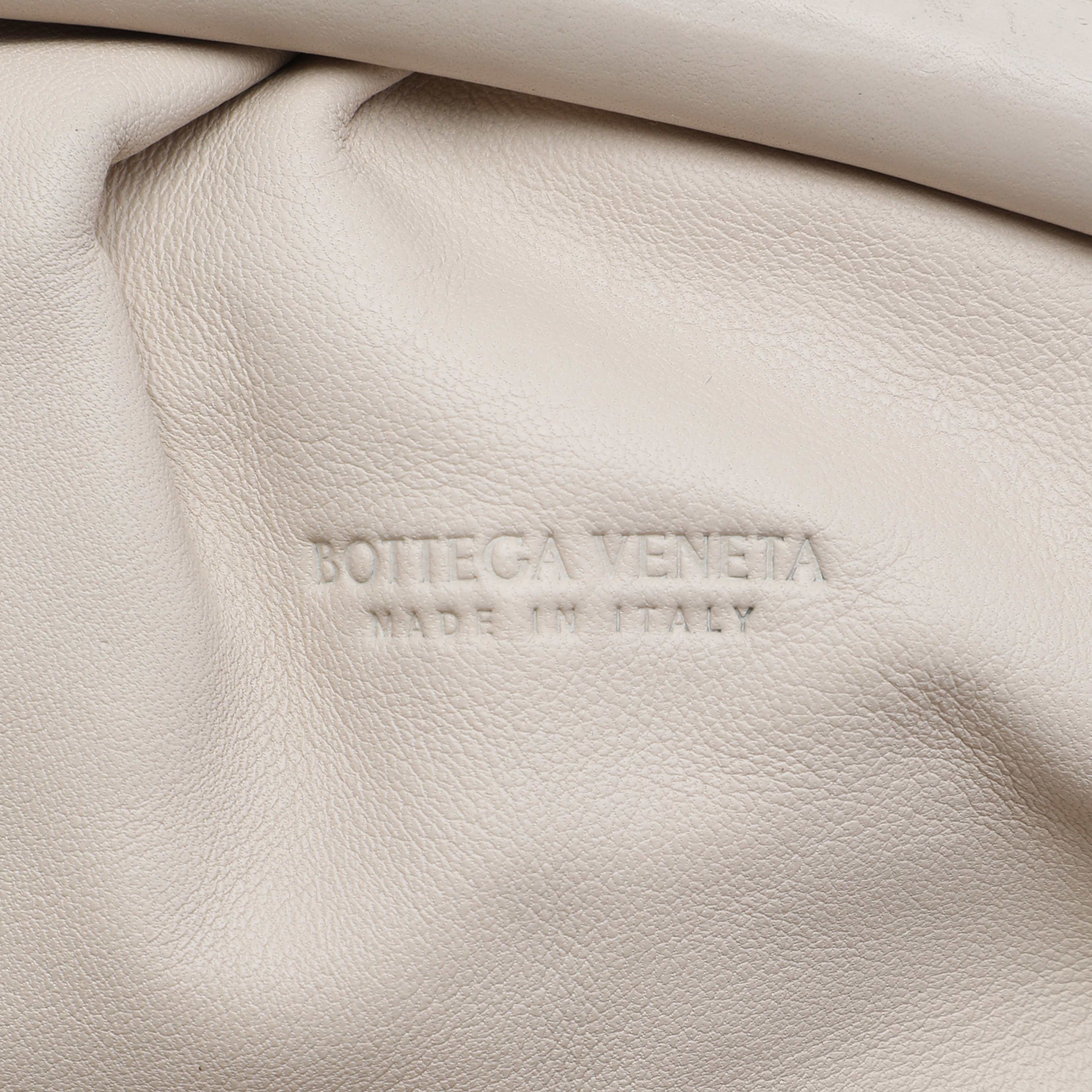 Bottega Veneta Lambskin The Mini Pouch Crossbody, från Luxclusif, i färgen vit. Klicka för att öppna bilden i stort format