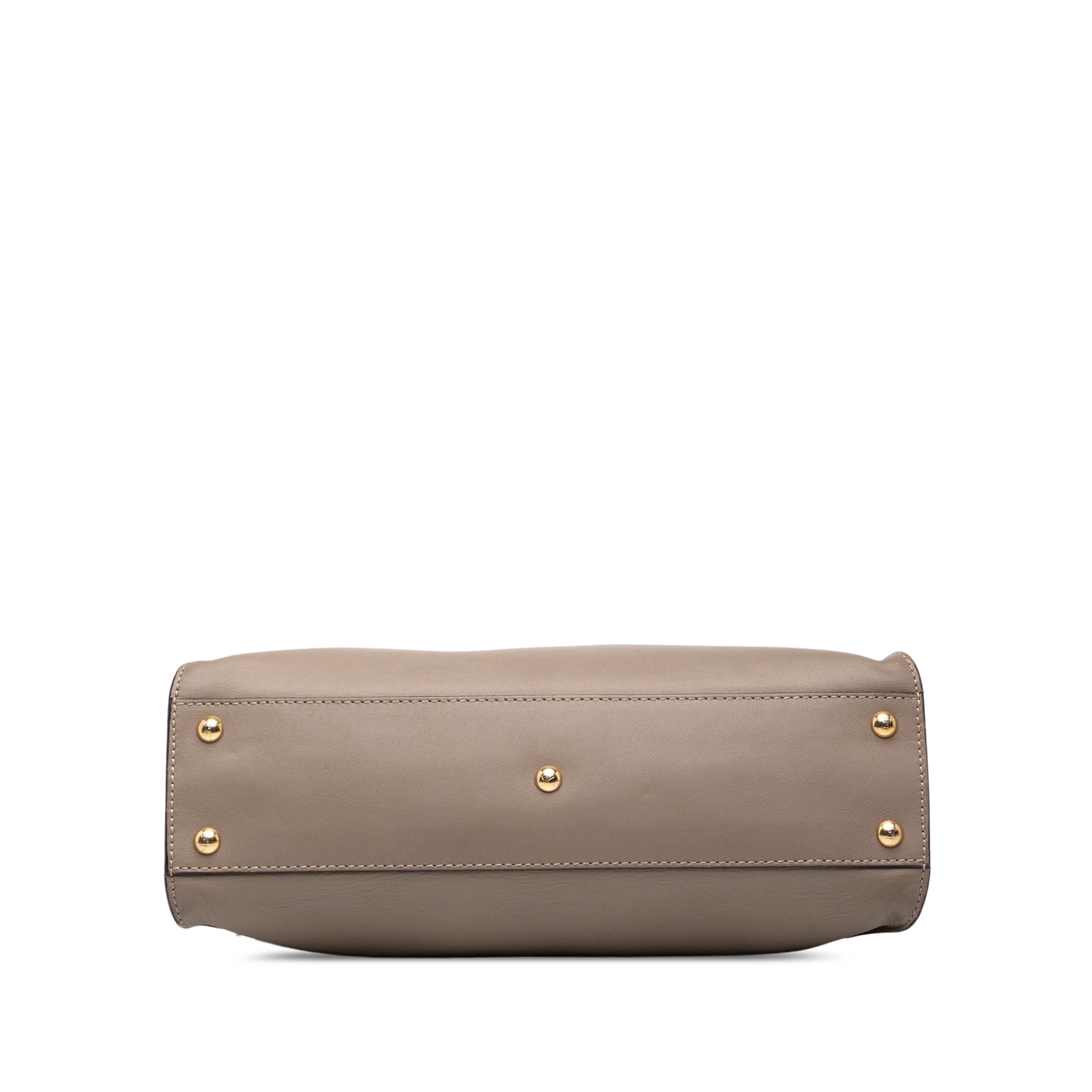 Fendi Medium Leather Peekaboo Iconic Satchel, från Luxclusif, i färgen brun. Klicka för att öppna bilden i stort format