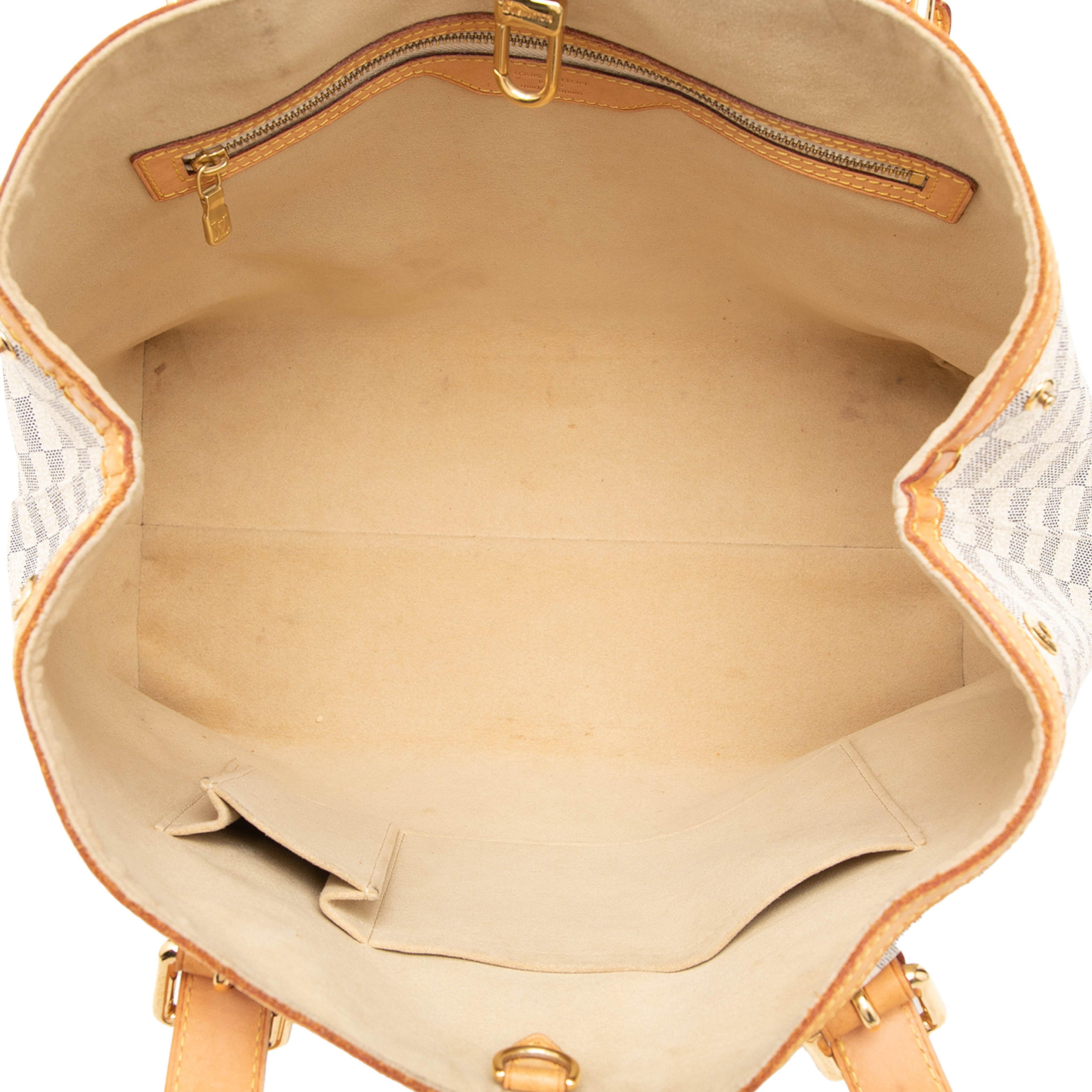 Louis Vuitton Damier Azur Hampstead Mm, från Luxclusif, i färgen vit. Klicka för att öppna bilden i stort format