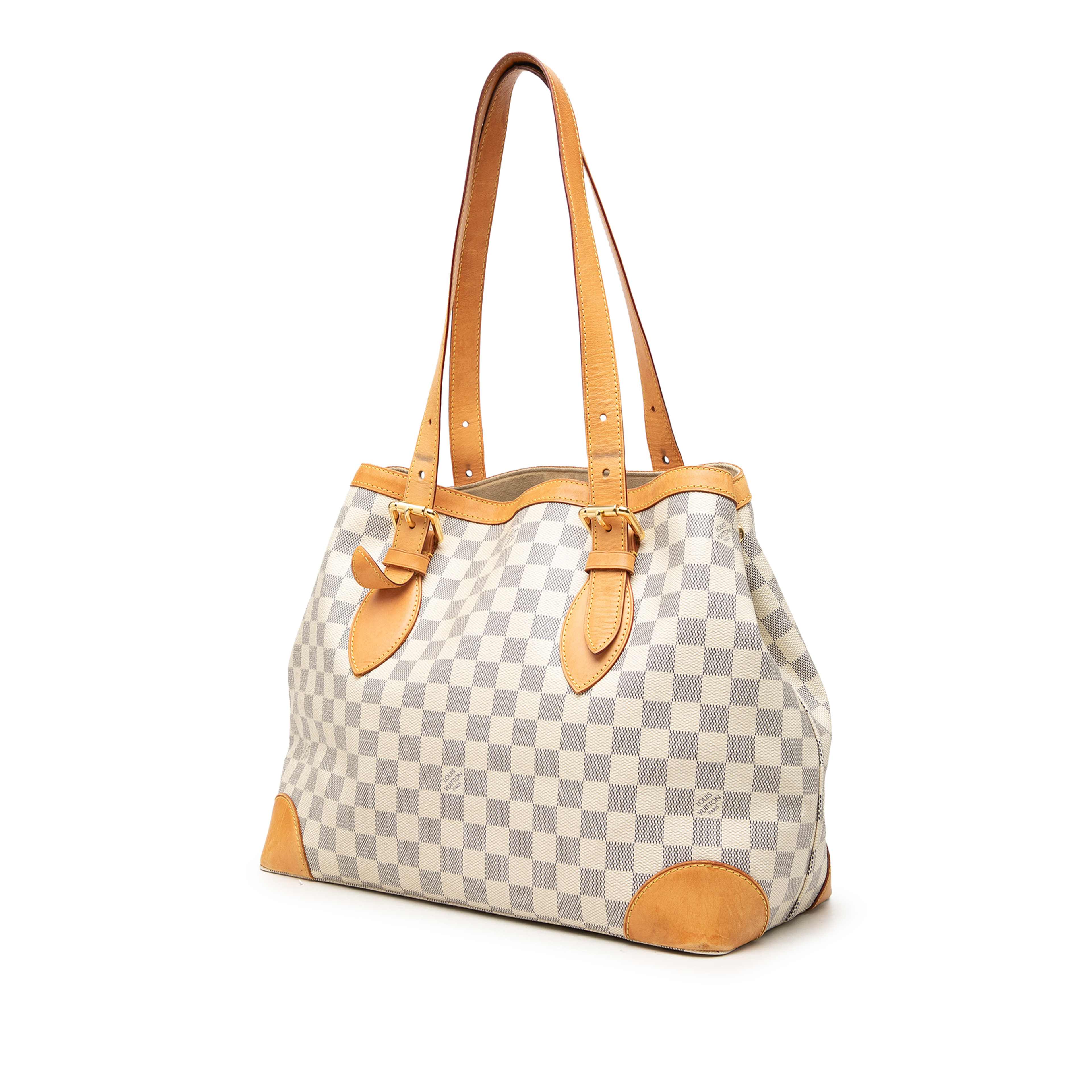 Louis Vuitton Damier Azur Hampstead Mm, från Luxclusif, i färgen vit. Klicka för att öppna bilden i stort format