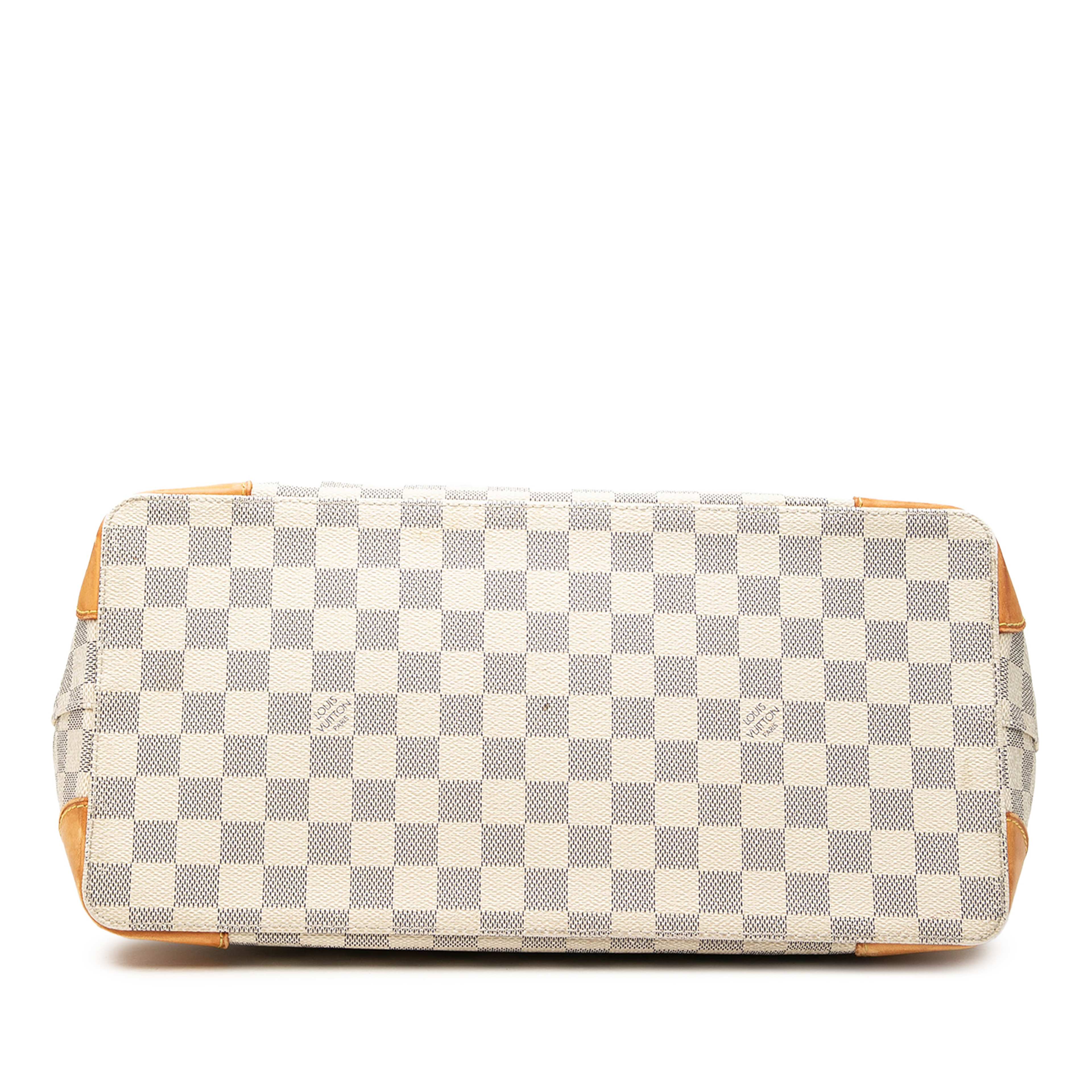 Louis Vuitton Damier Azur Hampstead Mm, från Luxclusif, i färgen vit. Klicka för att öppna bilden i stort format
