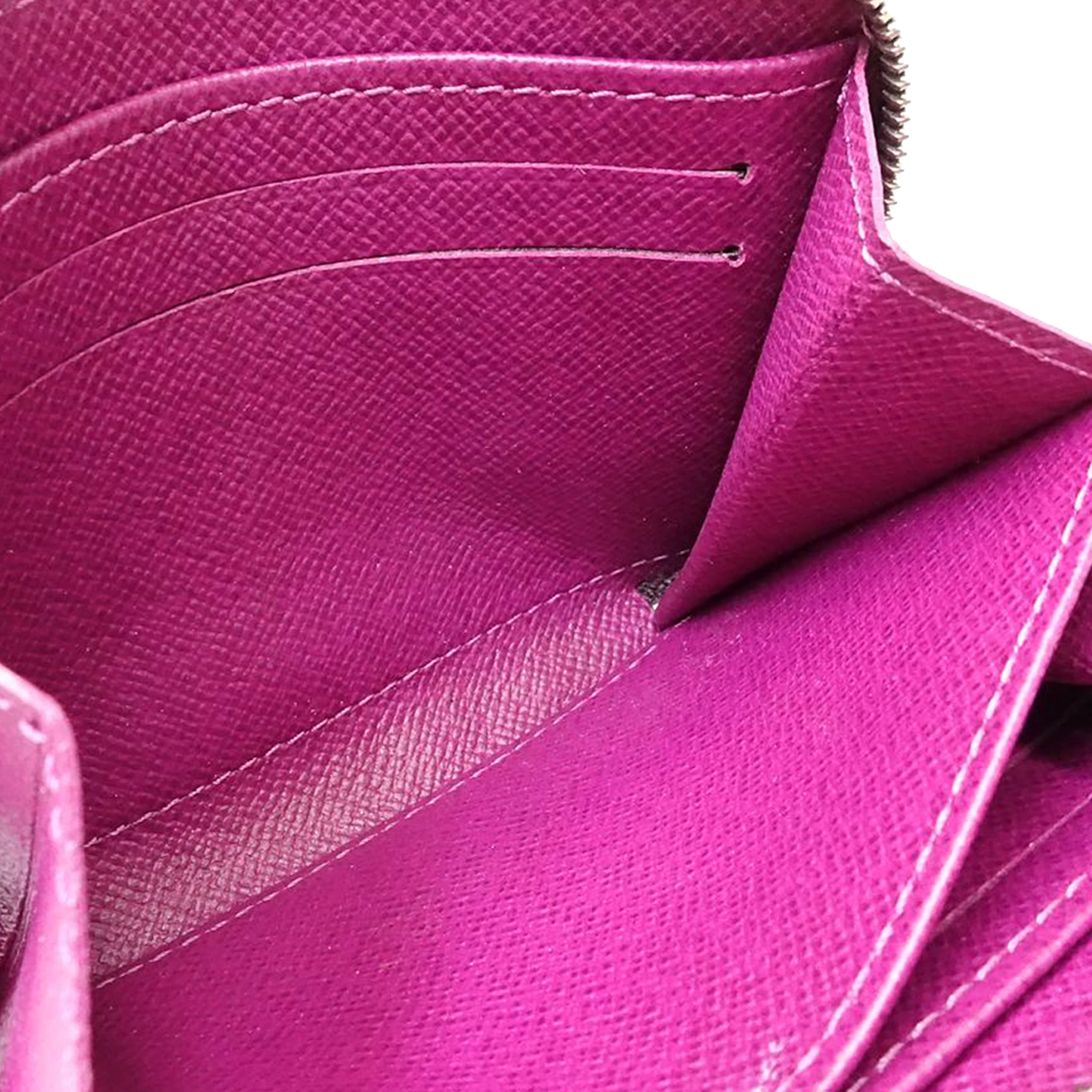 Louis Vuitton Epi Zippy Coin Purse, från Luxclusif, i färgen plum. Klicka för att öppna bilden i stort format