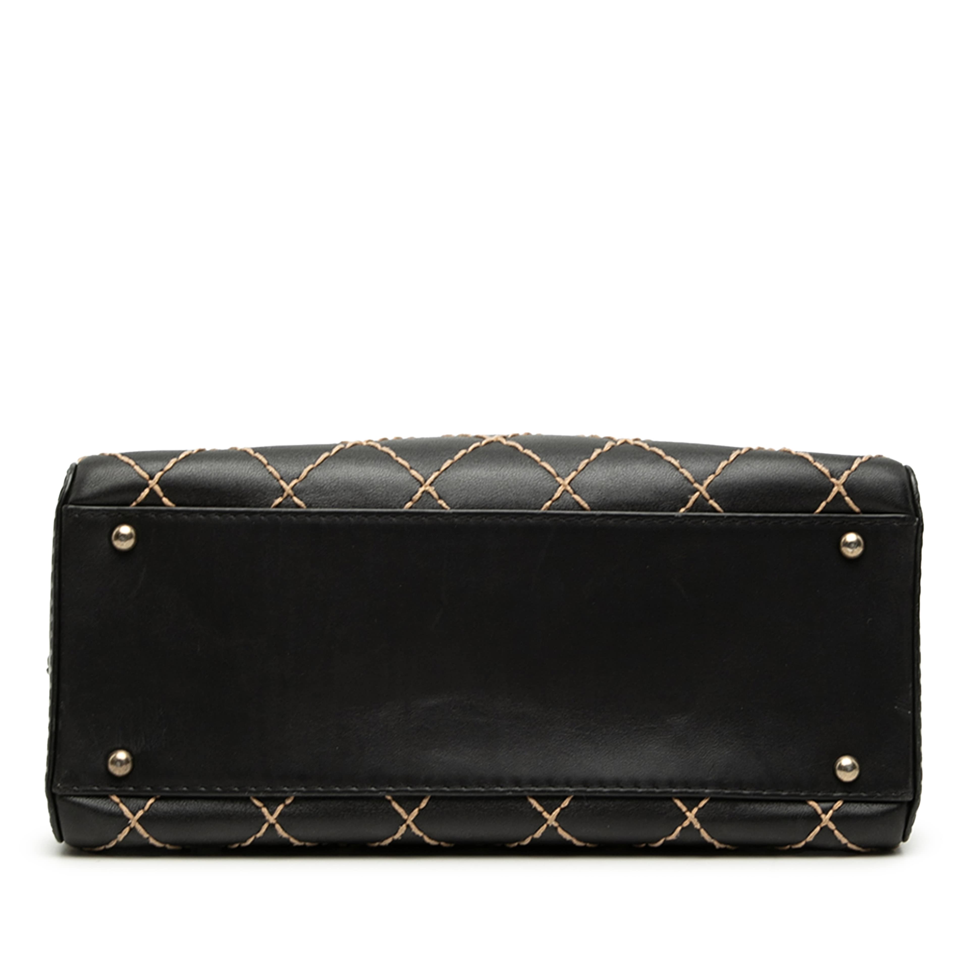 Chanel Cc Lambskin Wild Stitch Handbag, från Luxclusif, i färgen svart. Klicka för att öppna bilden i stort format