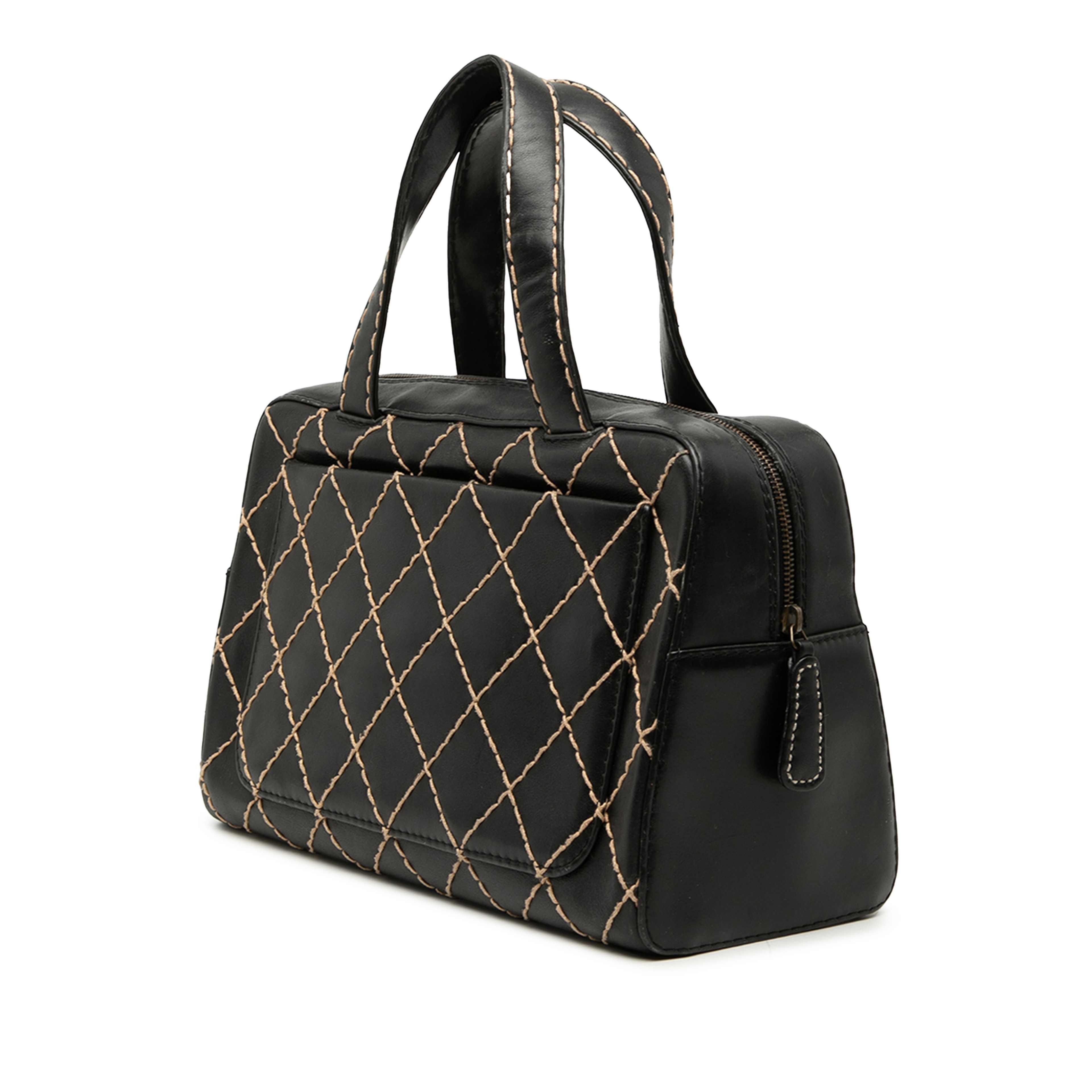 Chanel Cc Lambskin Wild Stitch Handbag, från Luxclusif, i färgen black. Klicka för att öppna bilden i stort format