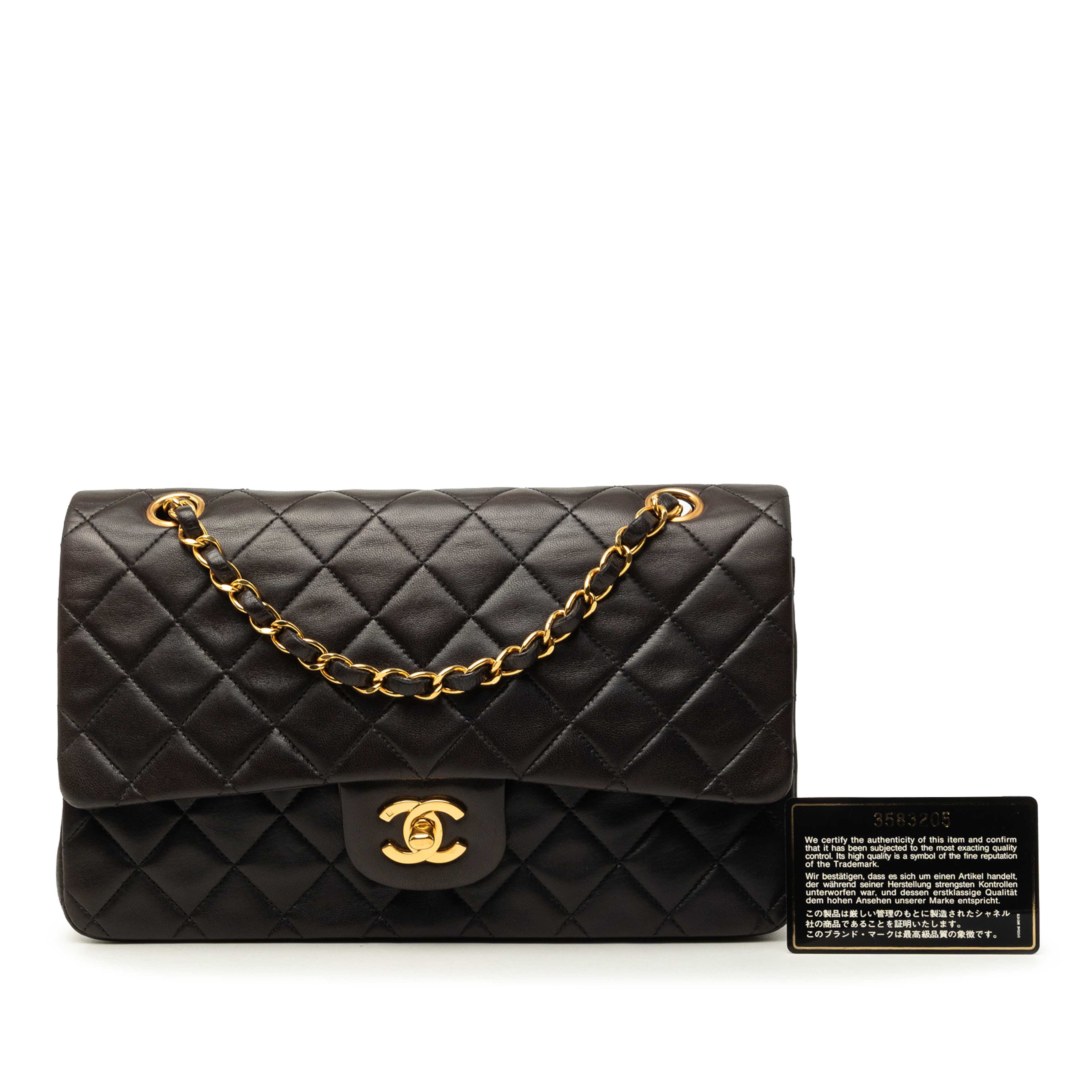 Chanel Medium Classic Lambskin Double Flap, från Luxclusif, i färgen svart. Klicka för att öppna bilden i stort format