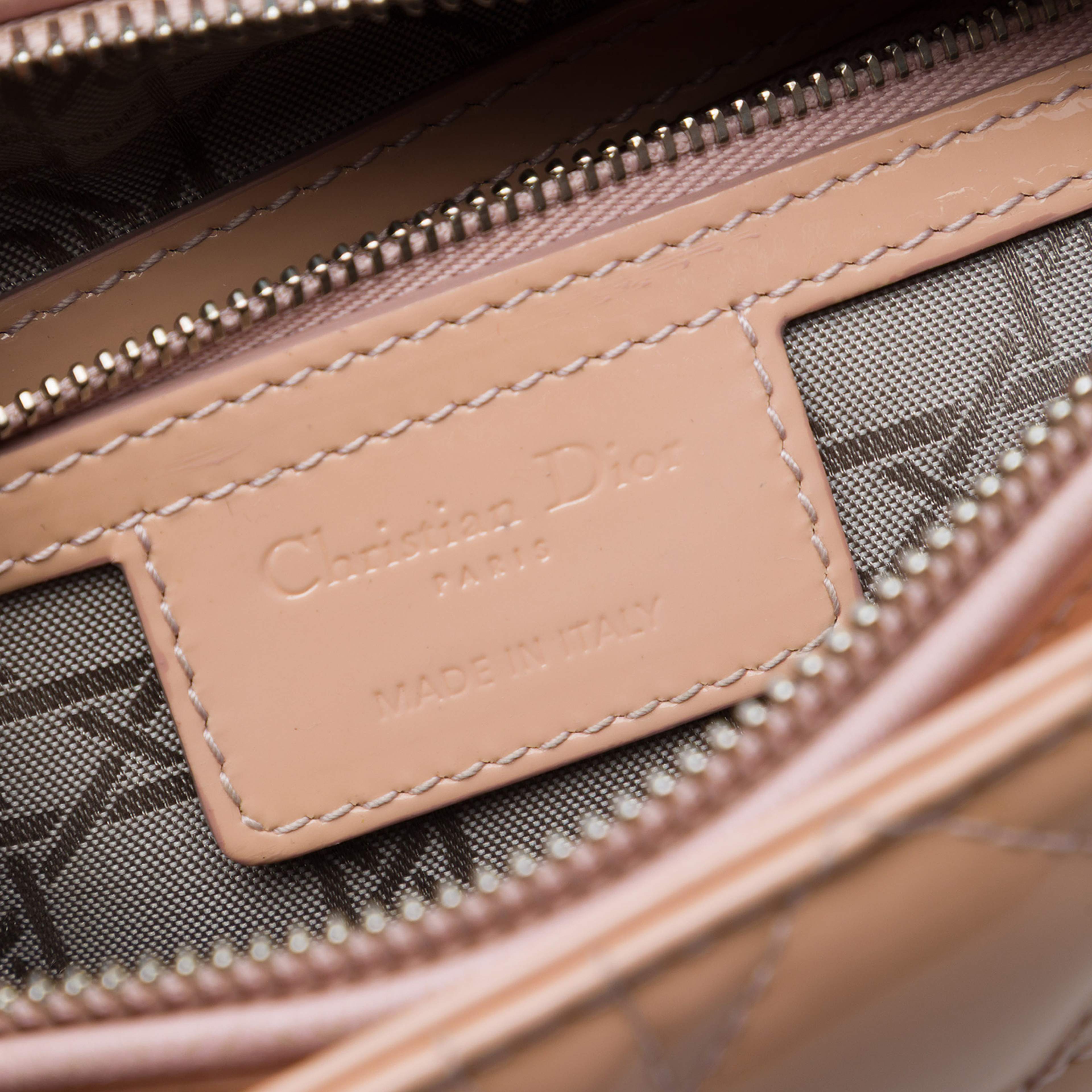 Dior Medium Patent Cannage Lady Dior, från Luxclusif, i färgen rosa. Klicka för att öppna bilden i stort format