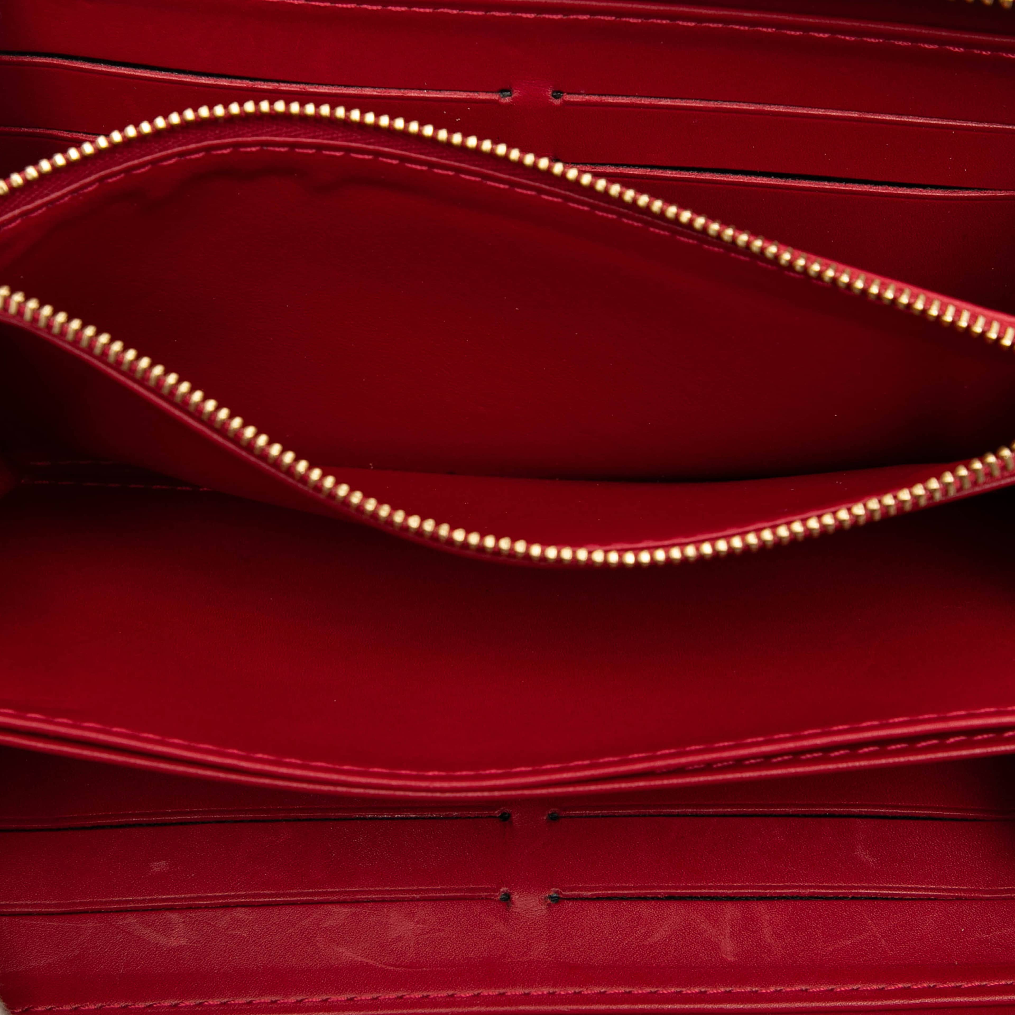 Louis Vuitton Monogram Vernis Zippy Long Wallet, från Luxclusif, i färgen red. Klicka för att öppna bilden i stort format