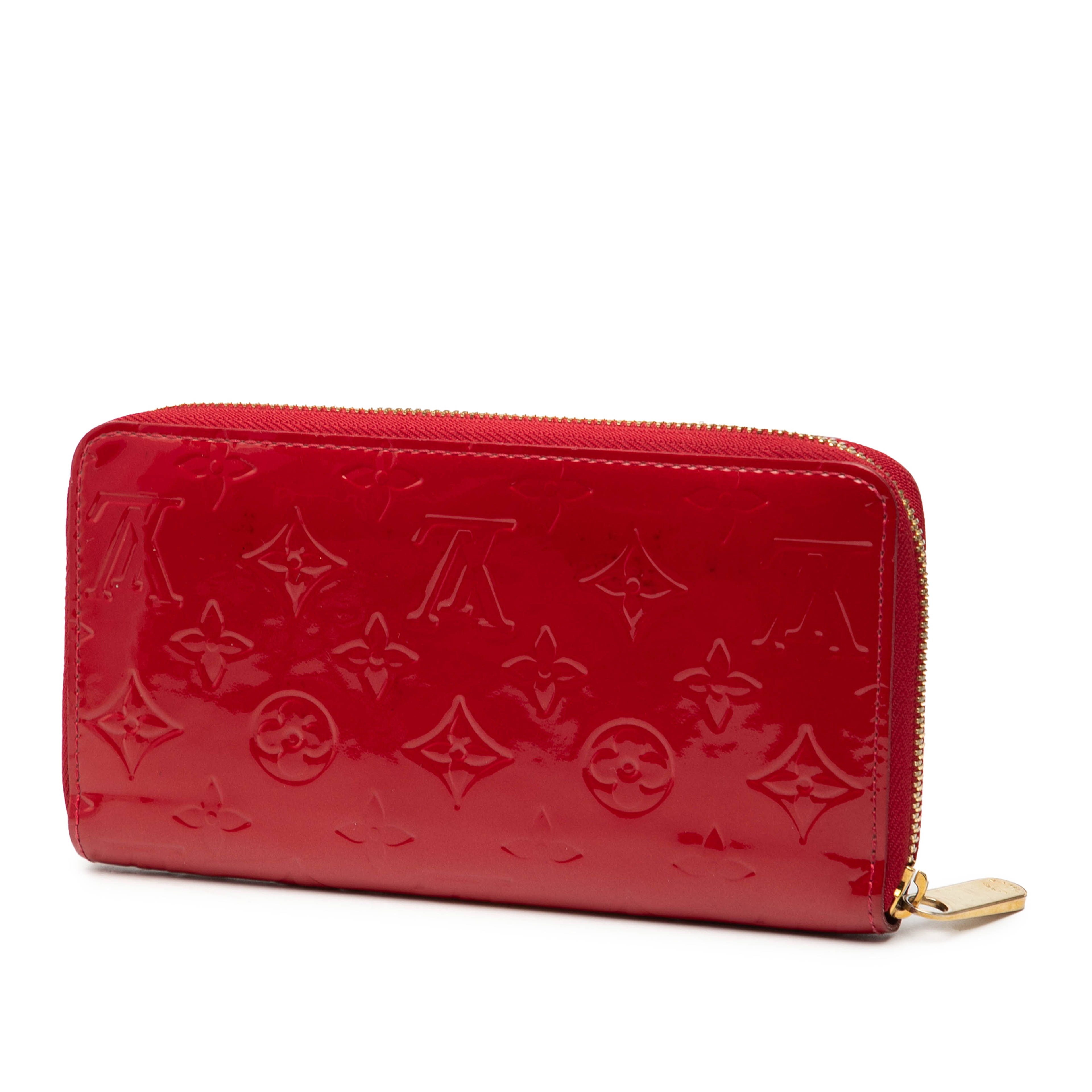 Louis Vuitton Monogram Vernis Zippy Long Wallet, från Luxclusif, i färgen red. Klicka för att öppna bilden i stort format