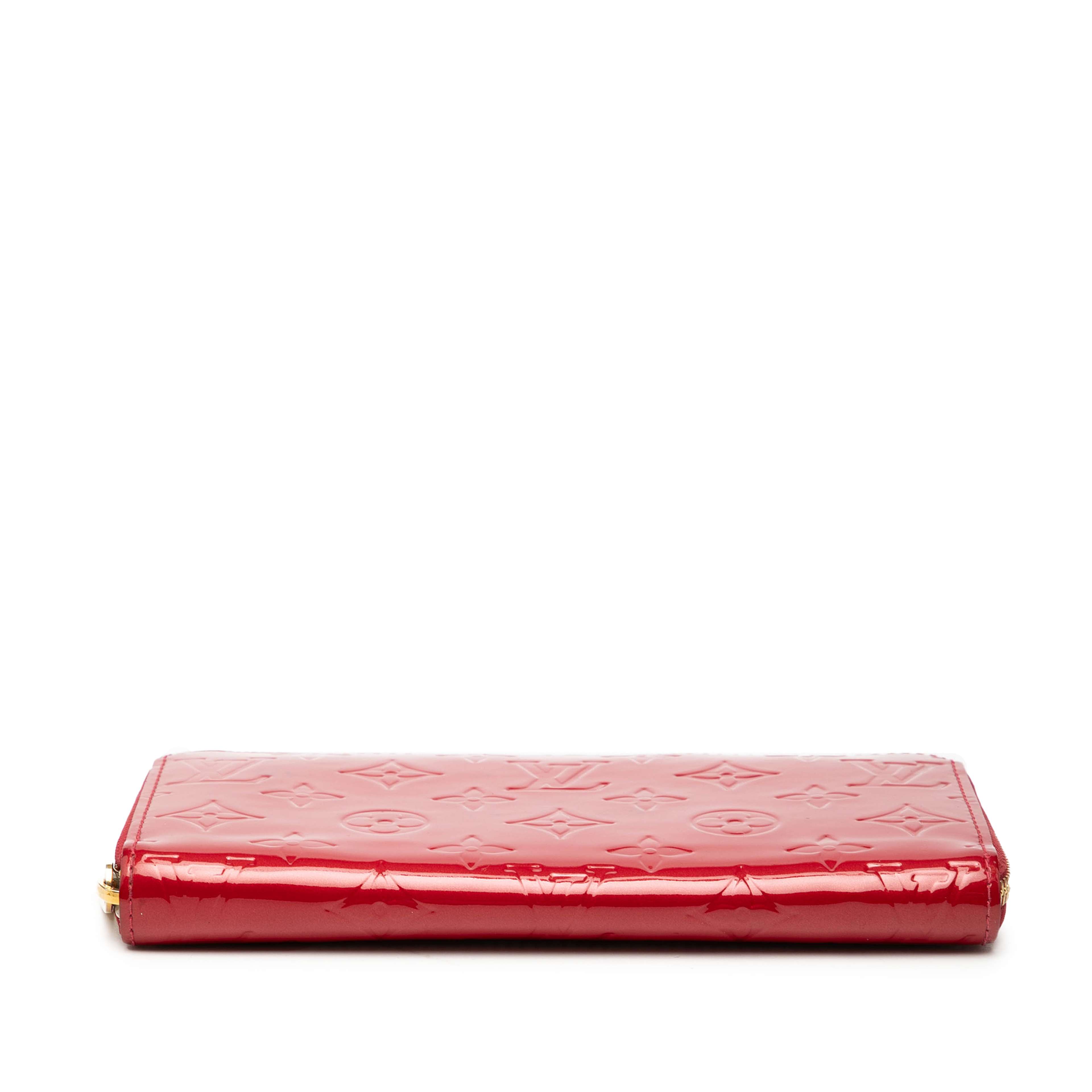 Louis Vuitton Monogram Vernis Zippy Long Wallet, från Luxclusif, i färgen red. Klicka för att öppna bilden i stort format