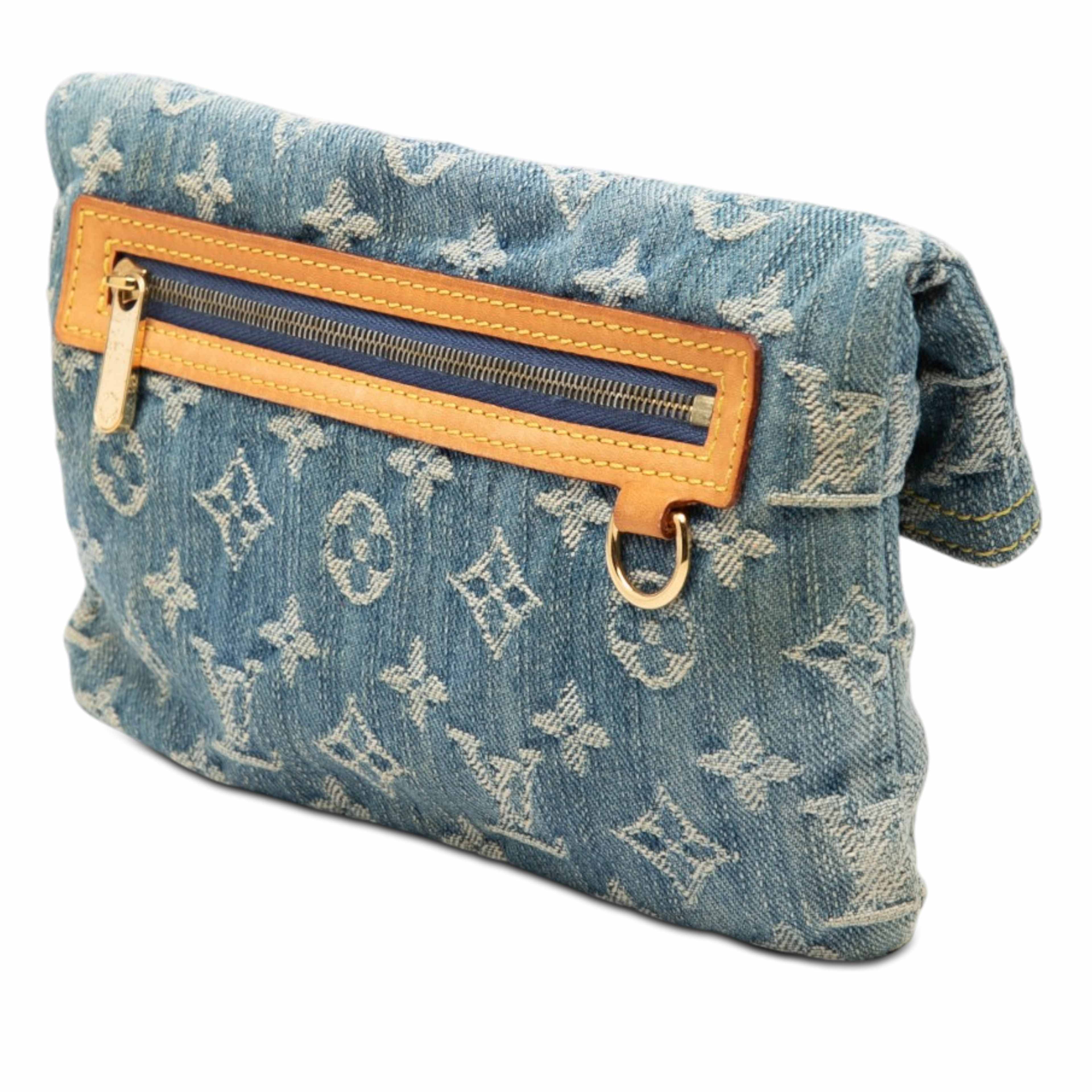 Louis Vuitton Monogram Denim Pochette Plate, från Luxclusif, i färgen blue. Klicka för att öppna bilden i stort format