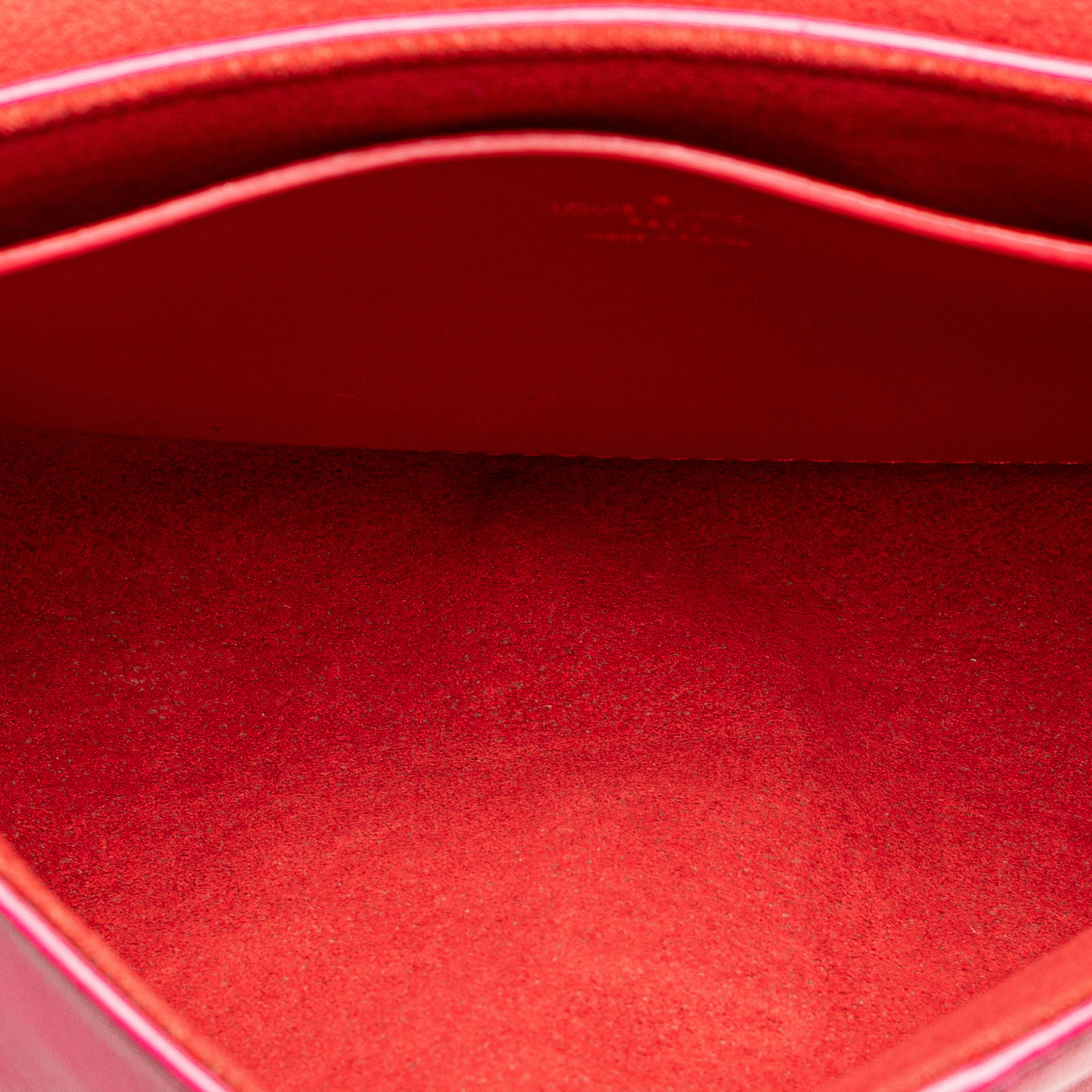 Louis Vuitton Bicolor Love Note, från Luxclusif, i färgen red. Klicka för att öppna bilden i stort format