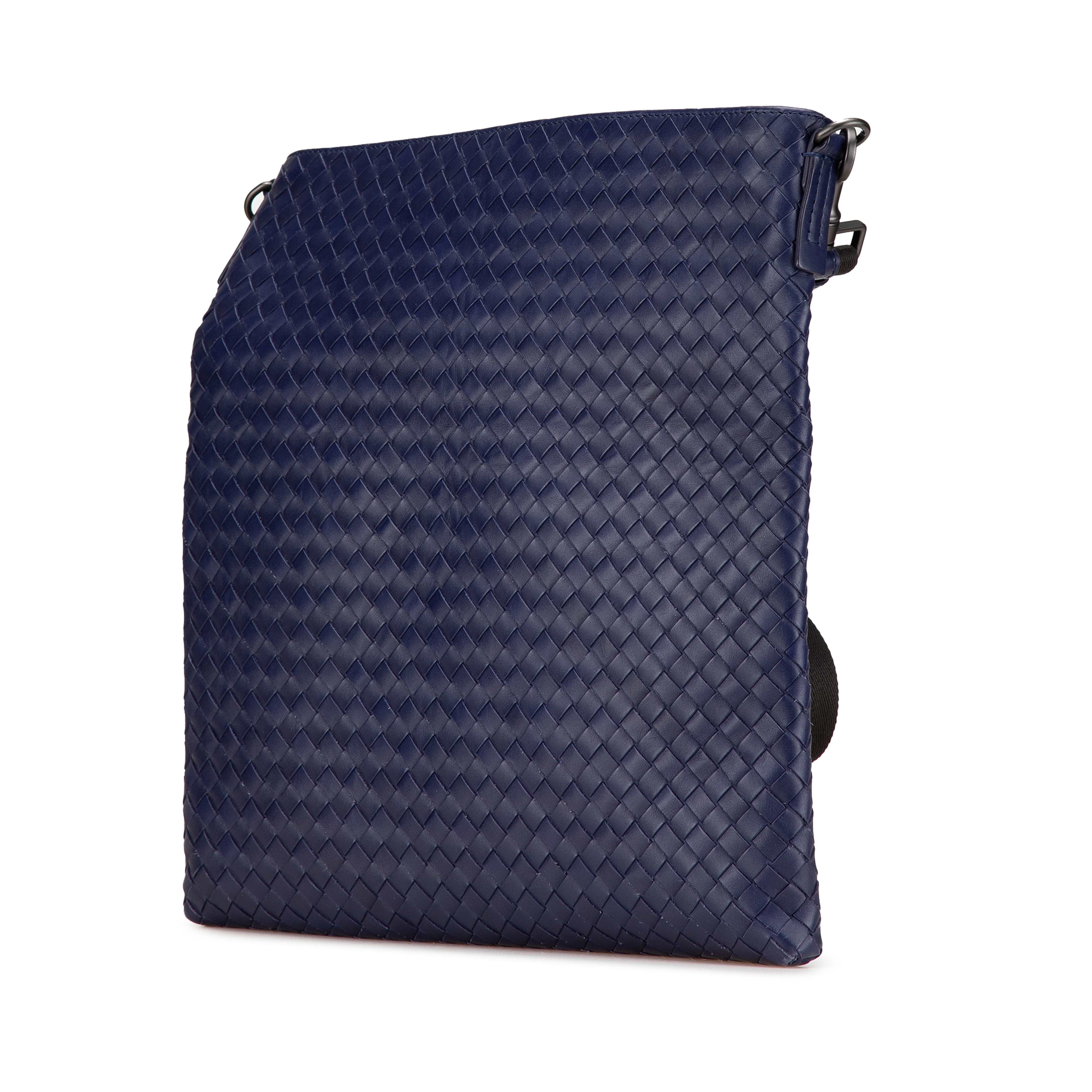 Bottega Veneta Nappa Intrecciato Crossbody, från Luxclusif, i färgen dark blue. Klicka för att öppna bilden i stort format